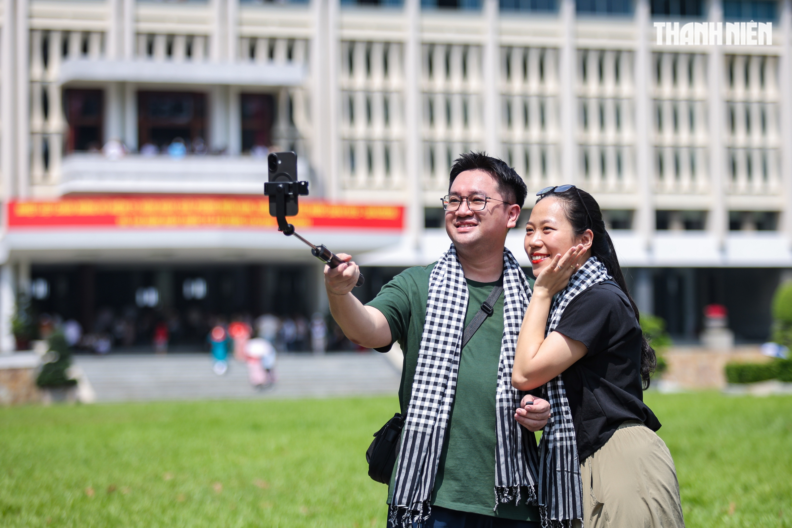 Biển người tại TP.HCM xếp h&agrave;ng chờ tham quan Dinh Độc Lập v&agrave;o s&aacute;ng 30.4 - Ảnh 9.