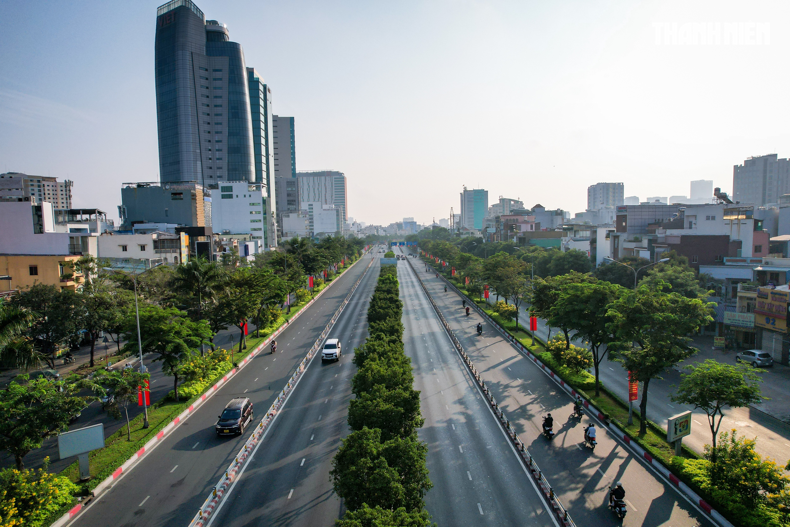 Ng&agrave;y đầu nghỉ lễ 30.4 - 1.5, đường phố TP.HCM lặng y&ecirc;n trong sắc cờ Tổ quốc - Ảnh 4.