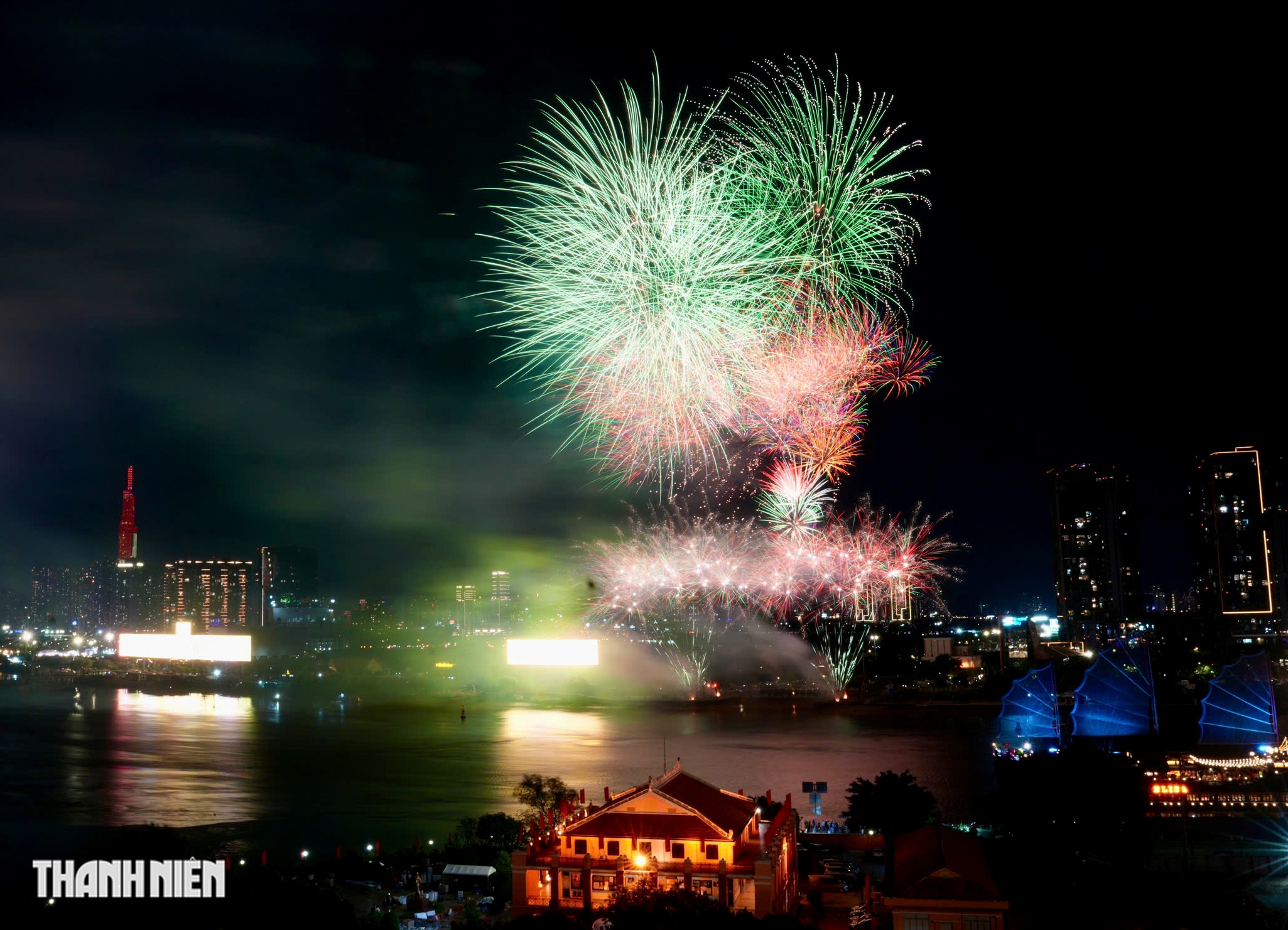 TP.HCM rực s&aacute;ng ph&aacute;o hoa ch&agrave;o mừng 51 năm đất nước thống nhất - Ảnh 5.