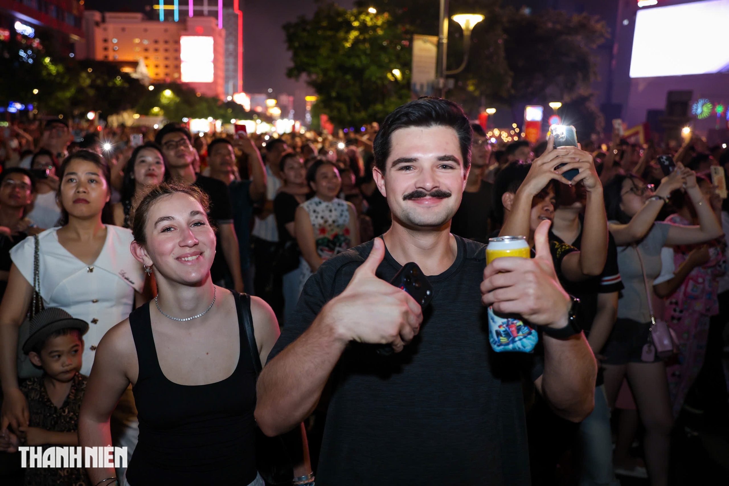 TP.HCM rực s&aacute;ng ph&aacute;o hoa ch&agrave;o mừng 51 năm đất nước thống nhất - Ảnh 12.