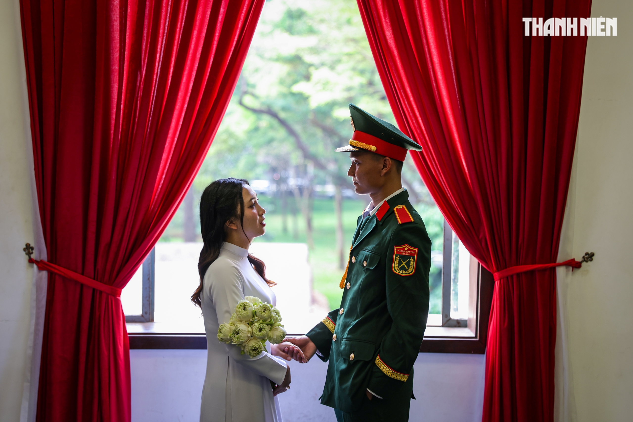 Biển người tại TP.HCM xếp h&agrave;ng chờ tham quan Dinh Độc Lập v&agrave;o s&aacute;ng 30.4 - Ảnh 14.