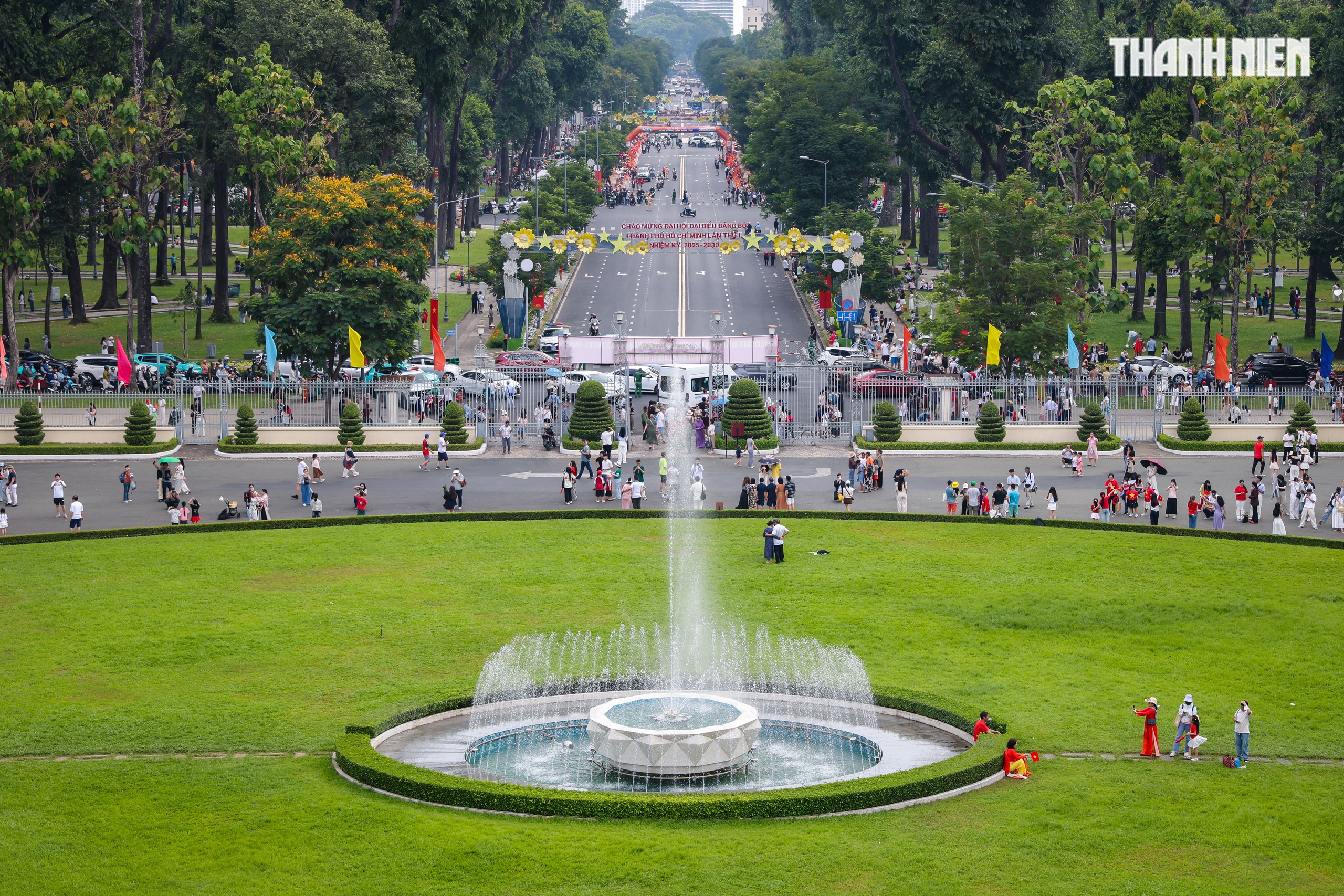 Biển người tại TP.HCM xếp h&agrave;ng chờ tham quan Dinh Độc Lập v&agrave;o s&aacute;ng 30.4 - Ảnh 17.