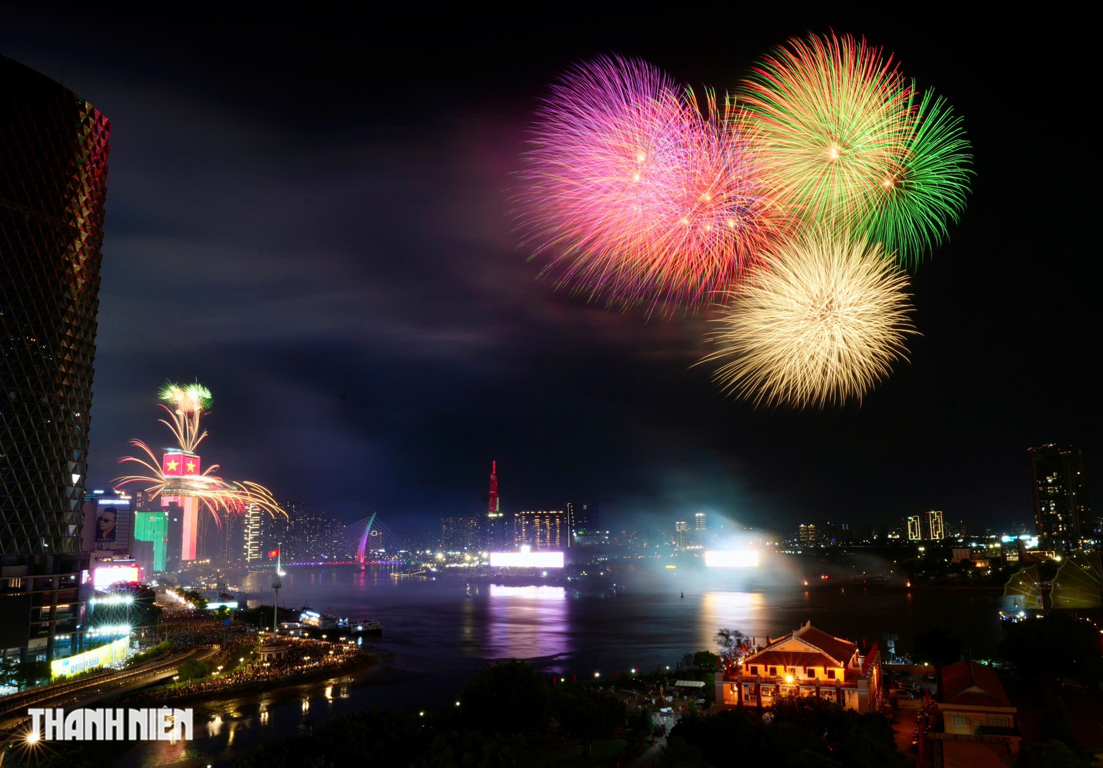 TP.HCM rực s&aacute;ng ph&aacute;o hoa ch&agrave;o mừng 51 năm đất nước thống nhất - Ảnh 1.
