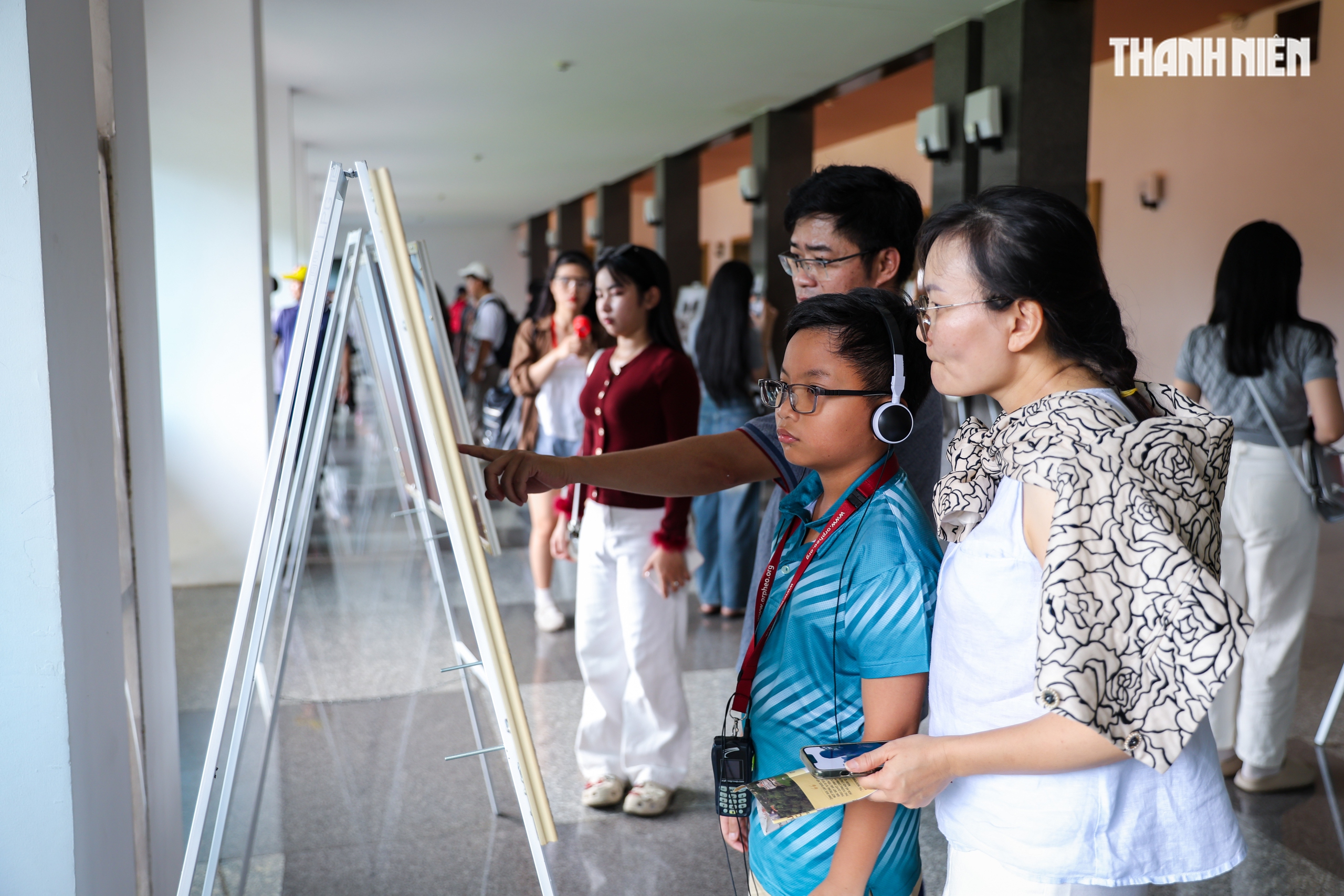 Biển người tại TP.HCM xếp h&agrave;ng chờ tham quan Dinh Độc Lập v&agrave;o s&aacute;ng 30.4 - Ảnh 15.