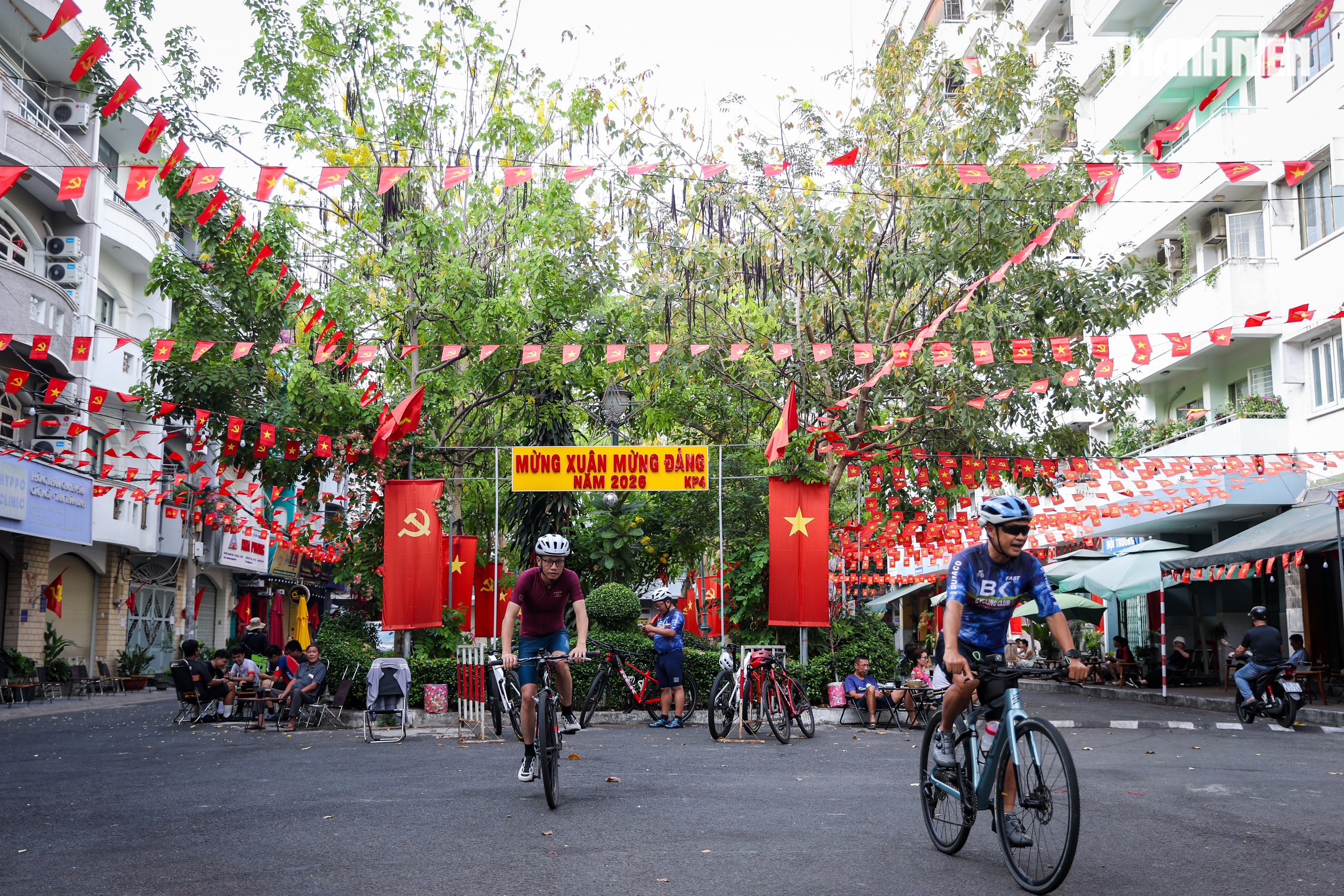 Ng&agrave;y đầu nghỉ lễ 30.4 - 1.5, đường phố TP.HCM lặng y&ecirc;n trong sắc cờ Tổ quốc - Ảnh 13.