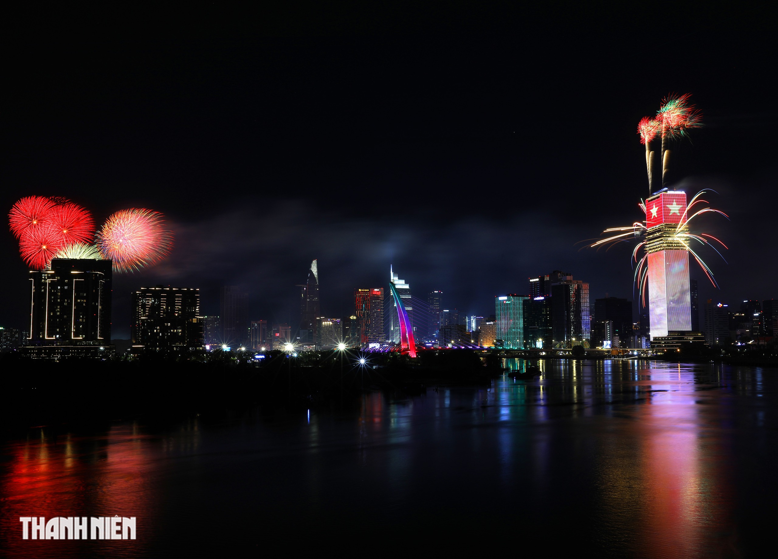 TP.HCM rực s&aacute;ng ph&aacute;o hoa ch&agrave;o mừng 51 năm đất nước thống nhất - Ảnh 14.