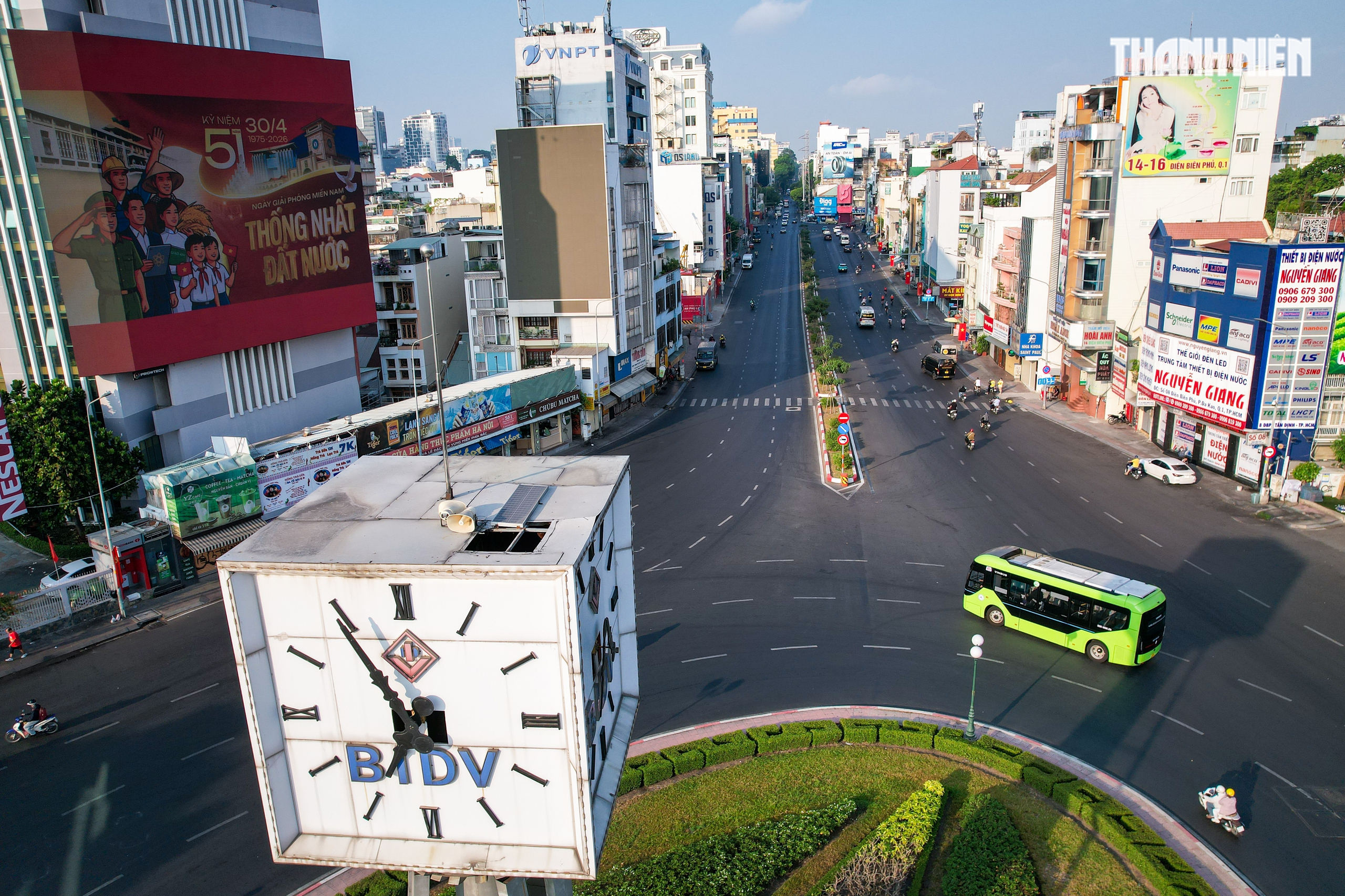 Ng&agrave;y đầu nghỉ lễ 30.4 - 1.5, đường phố TP.HCM lặng y&ecirc;n trong sắc cờ Tổ quốc - Ảnh 3.