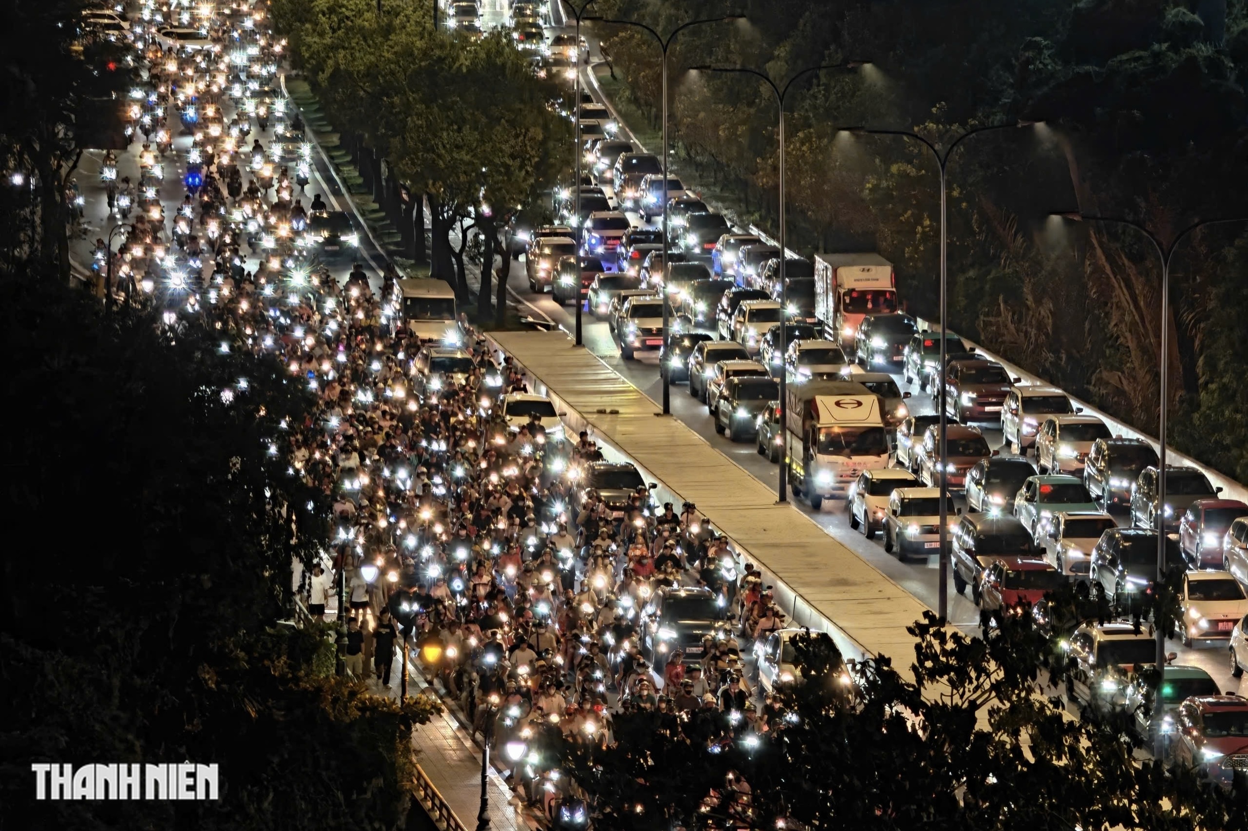 TP.HCM rực s&aacute;ng ph&aacute;o hoa ch&agrave;o mừng 51 năm đất nước thống nhất - Ảnh 20.