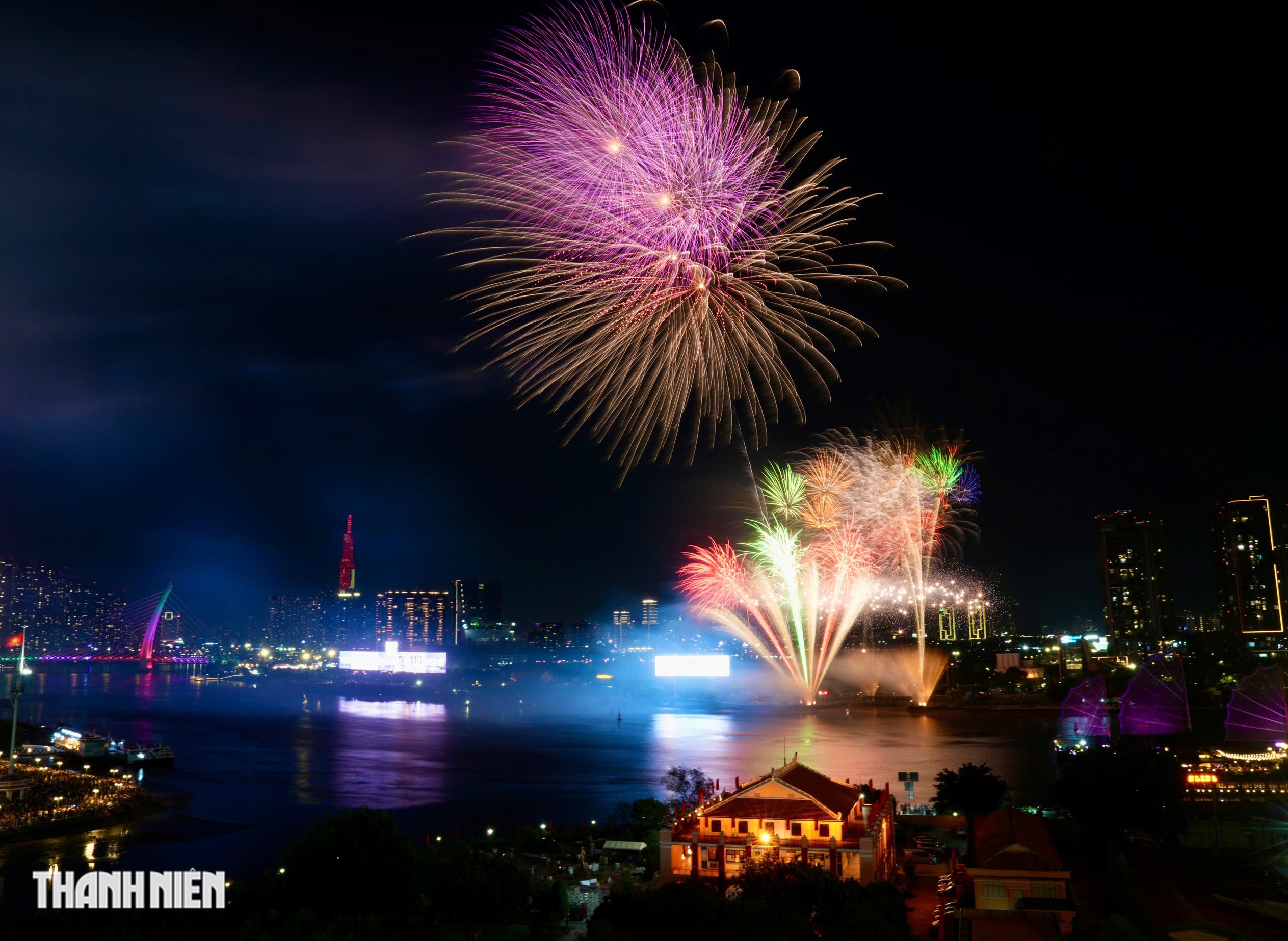 TP.HCM rực s&aacute;ng ph&aacute;o hoa ch&agrave;o mừng 51 năm đất nước thống nhất - Ảnh 6.