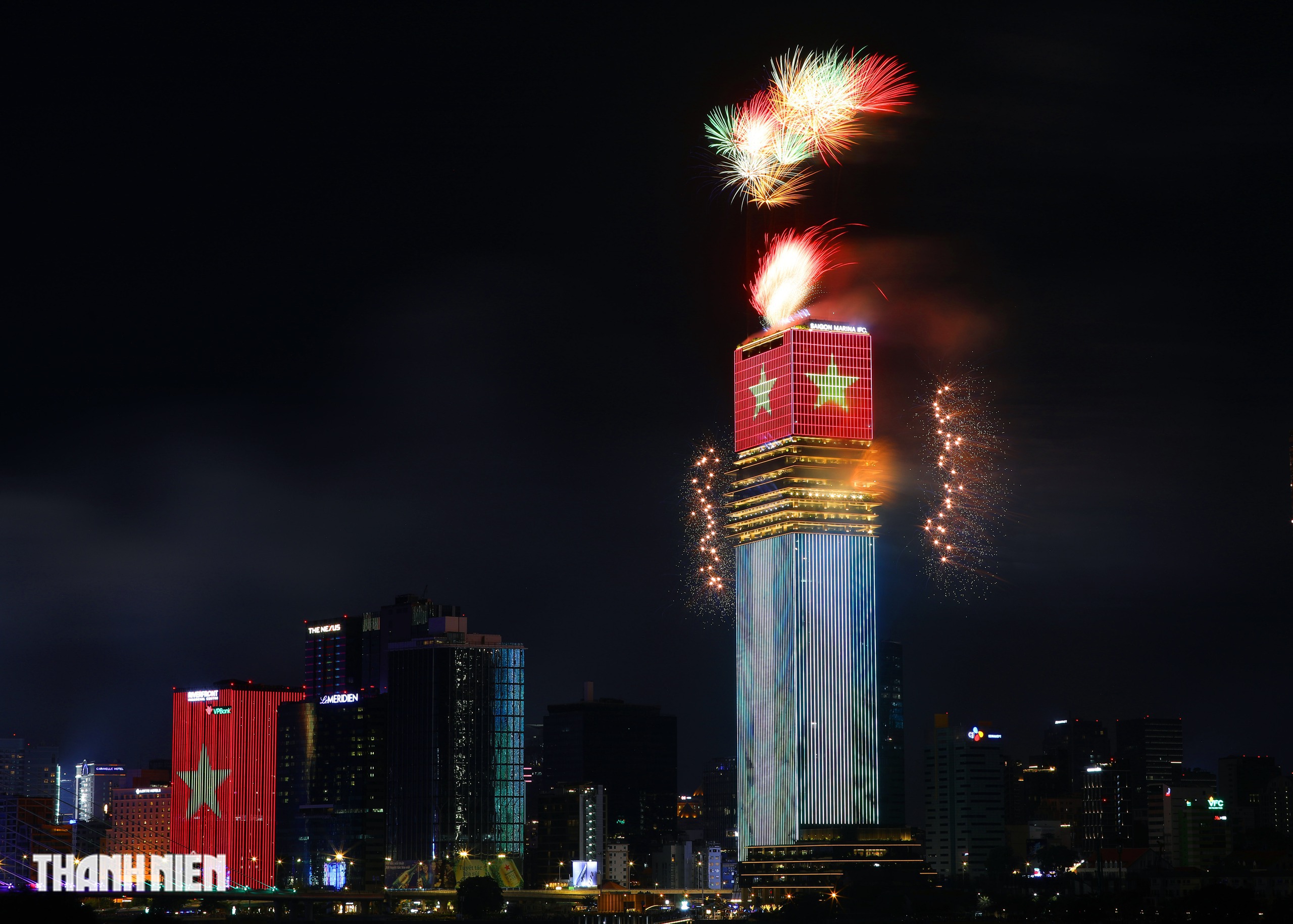 TP.HCM rực s&aacute;ng ph&aacute;o hoa ch&agrave;o mừng 51 năm đất nước thống nhất - Ảnh 16.