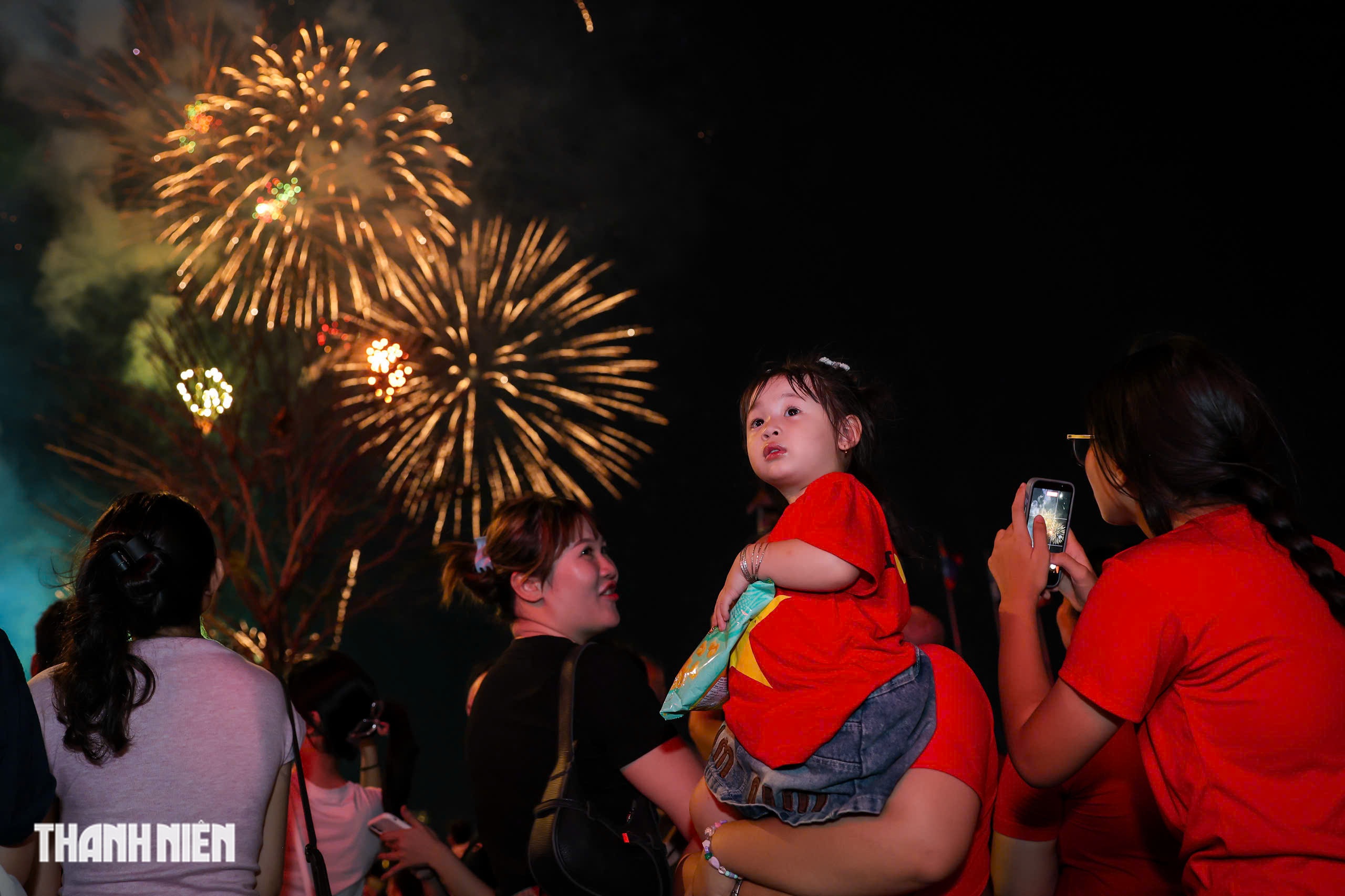 TP.HCM rực s&aacute;ng ph&aacute;o hoa ch&agrave;o mừng 51 năm đất nước thống nhất - Ảnh 2.