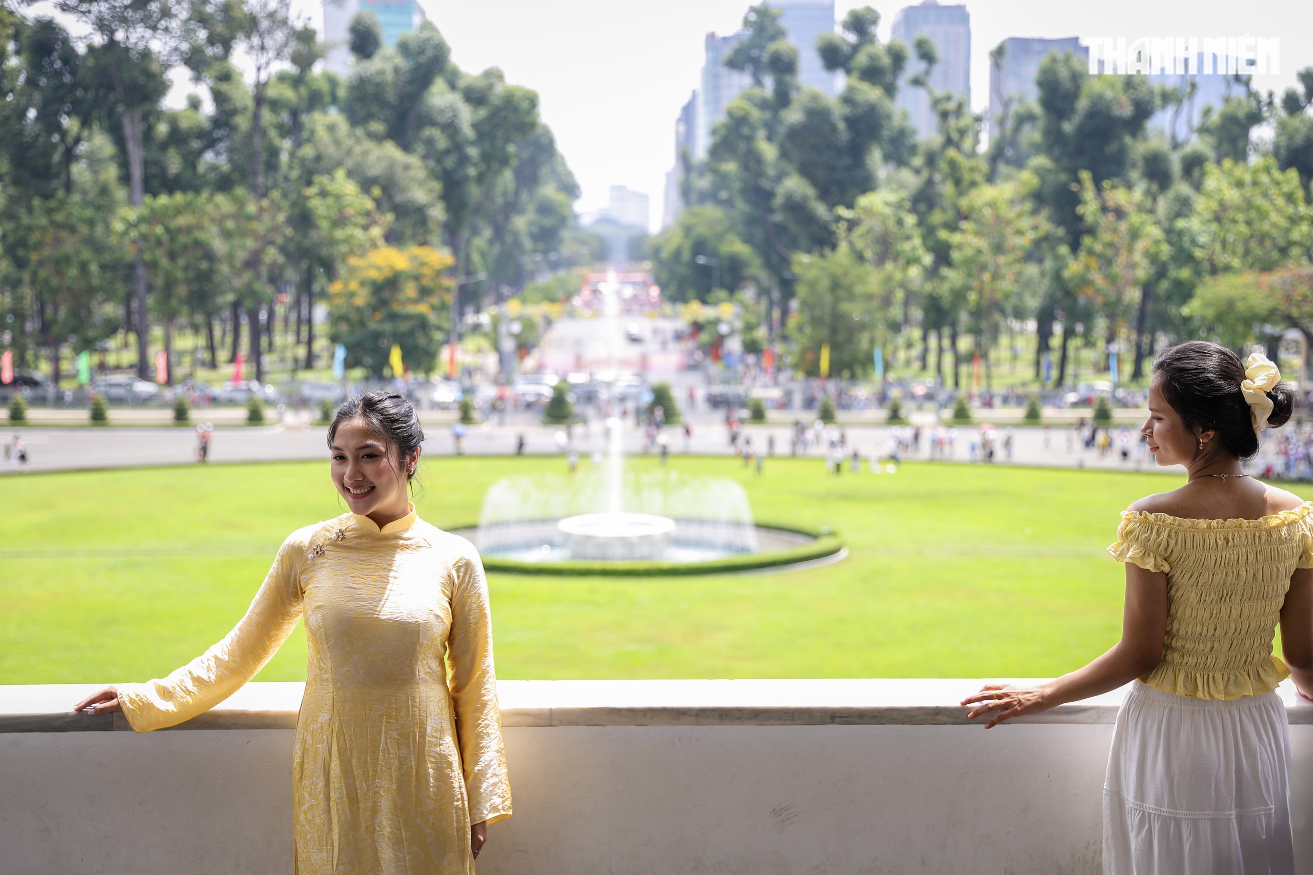 Biển người tại TP.HCM xếp h&agrave;ng chờ tham quan Dinh Độc Lập v&agrave;o s&aacute;ng 30.4 - Ảnh 16.