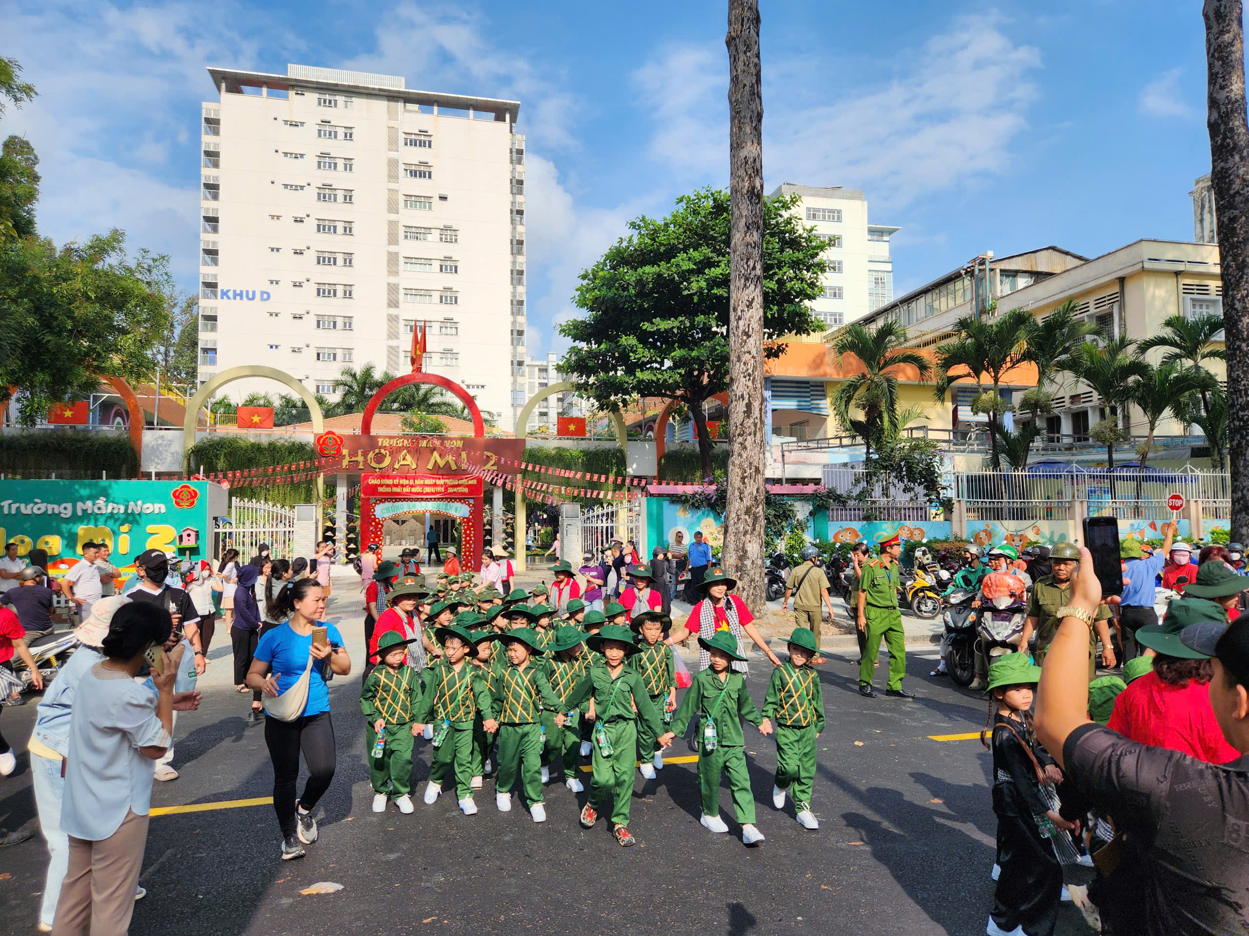 Rực rỡ cờ hoa mừng ng&agrave;y 30.4, kỷ niệm 51 năm đất nước thống nhất- Ảnh 4.