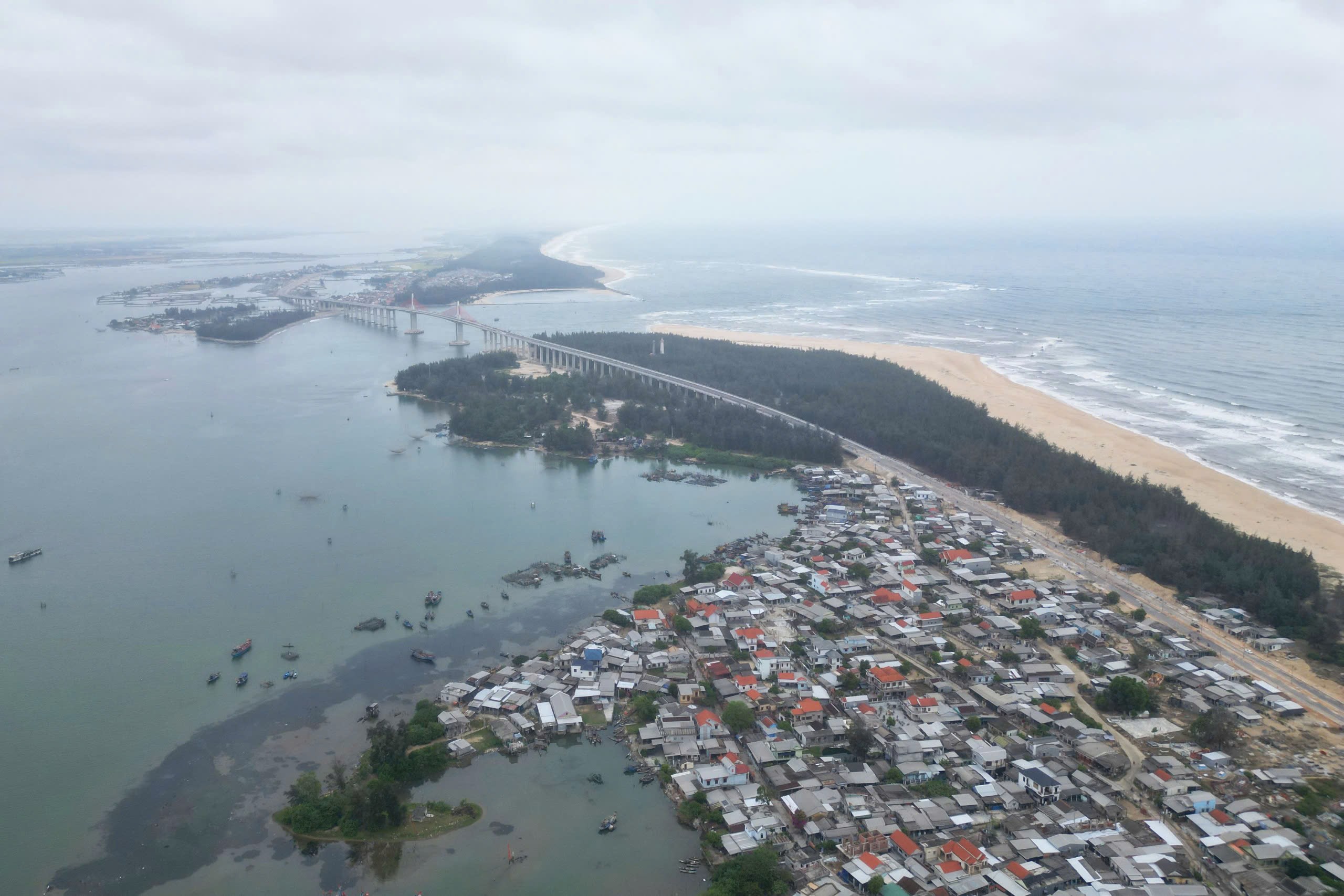 Cầu vượt cửa biển d&agrave;i nhất miền Trung ch&iacute;nh thức th&ocirc;ng xe - Ảnh 3.