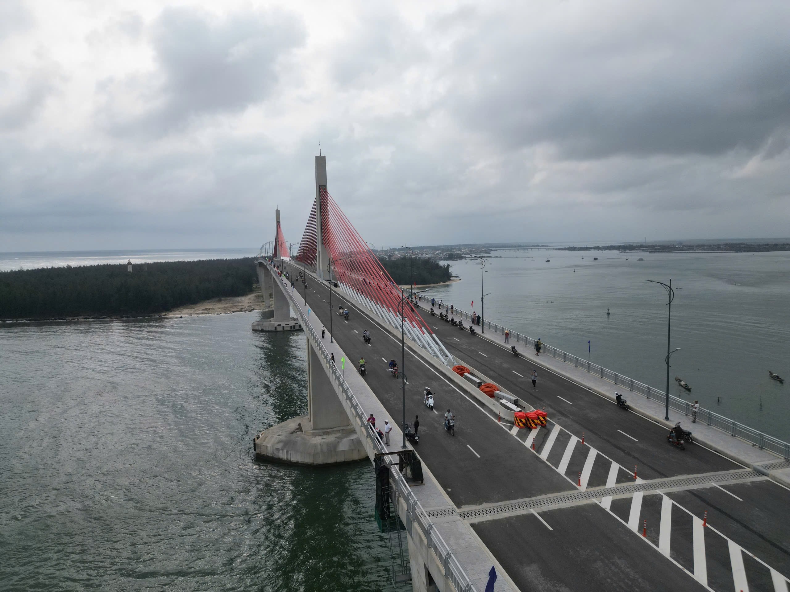 Cầu vượt cửa biển d&agrave;i nhất miền Trung ch&iacute;nh thức th&ocirc;ng xe - Ảnh 1.