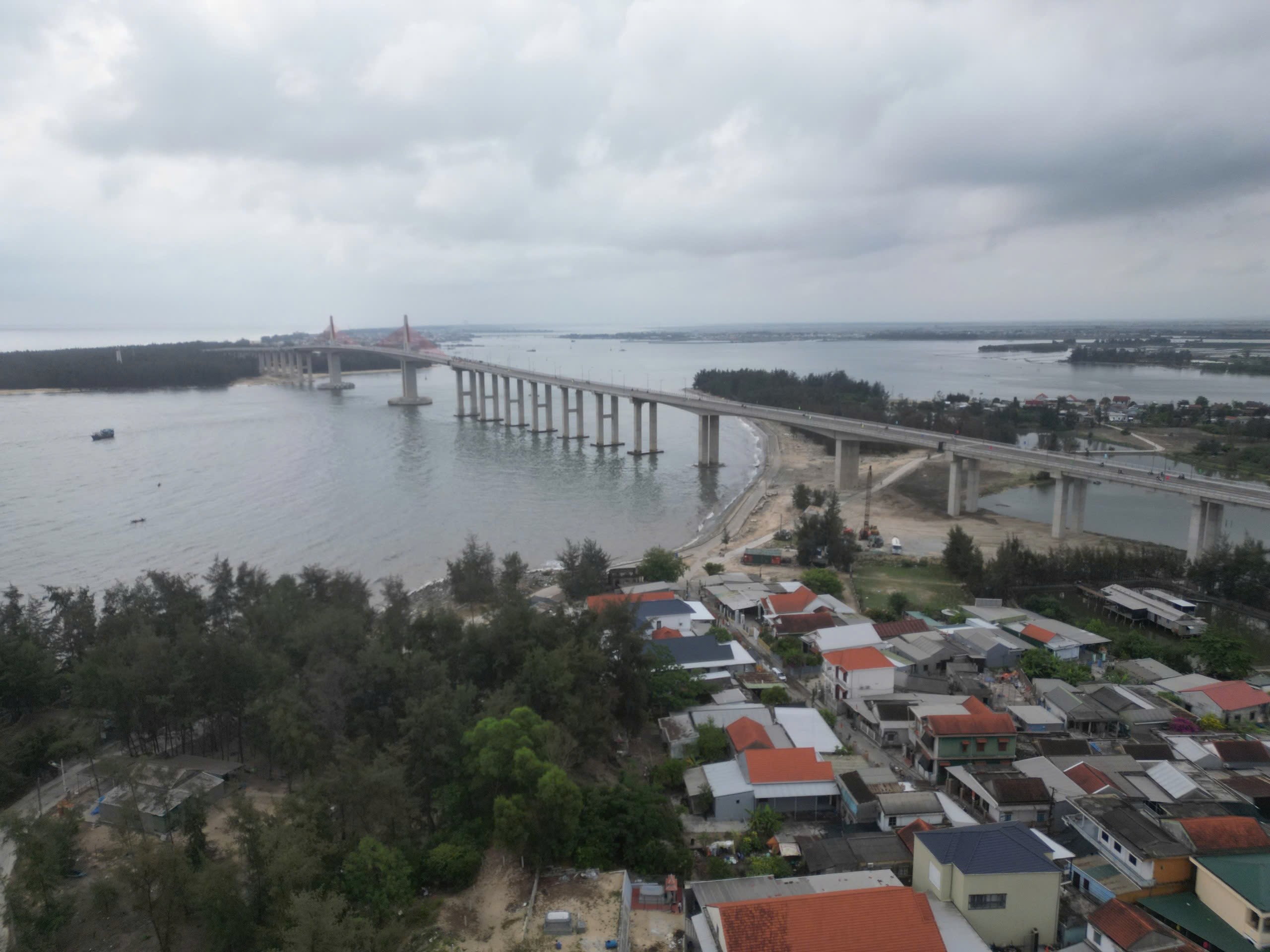 Cầu vượt cửa biển d&agrave;i nhất miền Trung ch&iacute;nh thức th&ocirc;ng xe - Ảnh 2.