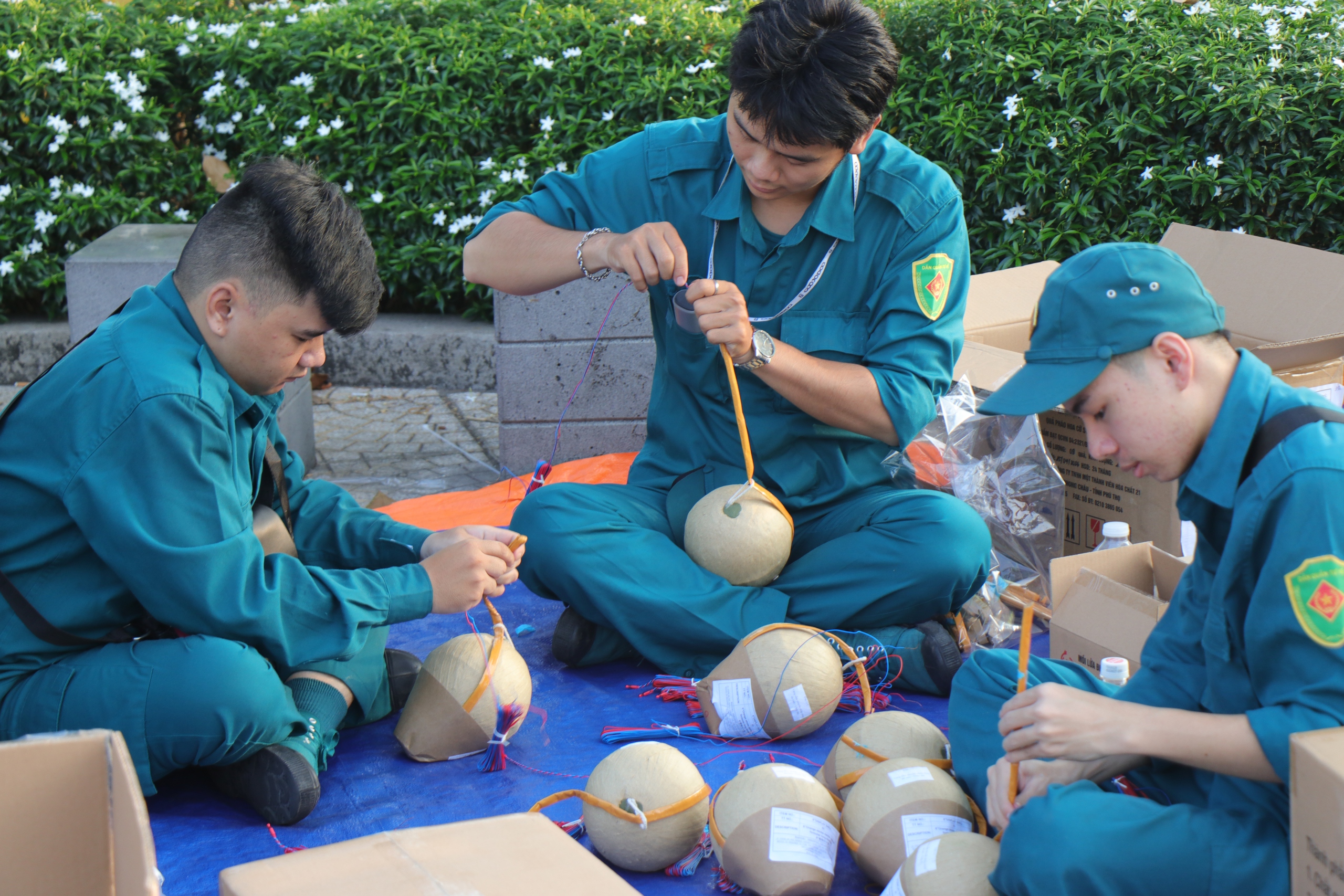 Trận địa ph&aacute;o hoa TP.HCM trước giờ khai hỏa mừng đại lễ 30.4- Ảnh 1.