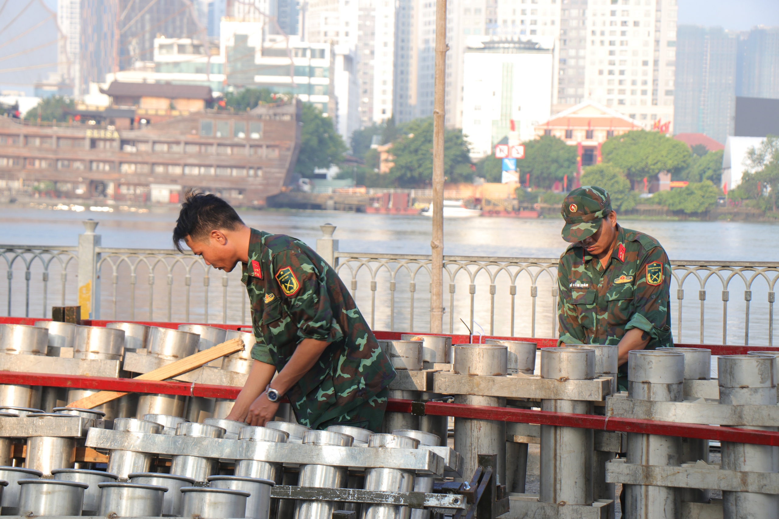 Trận địa ph&aacute;o hoa TP.HCM trước giờ khai hỏa mừng đại lễ 30.4- Ảnh 8.