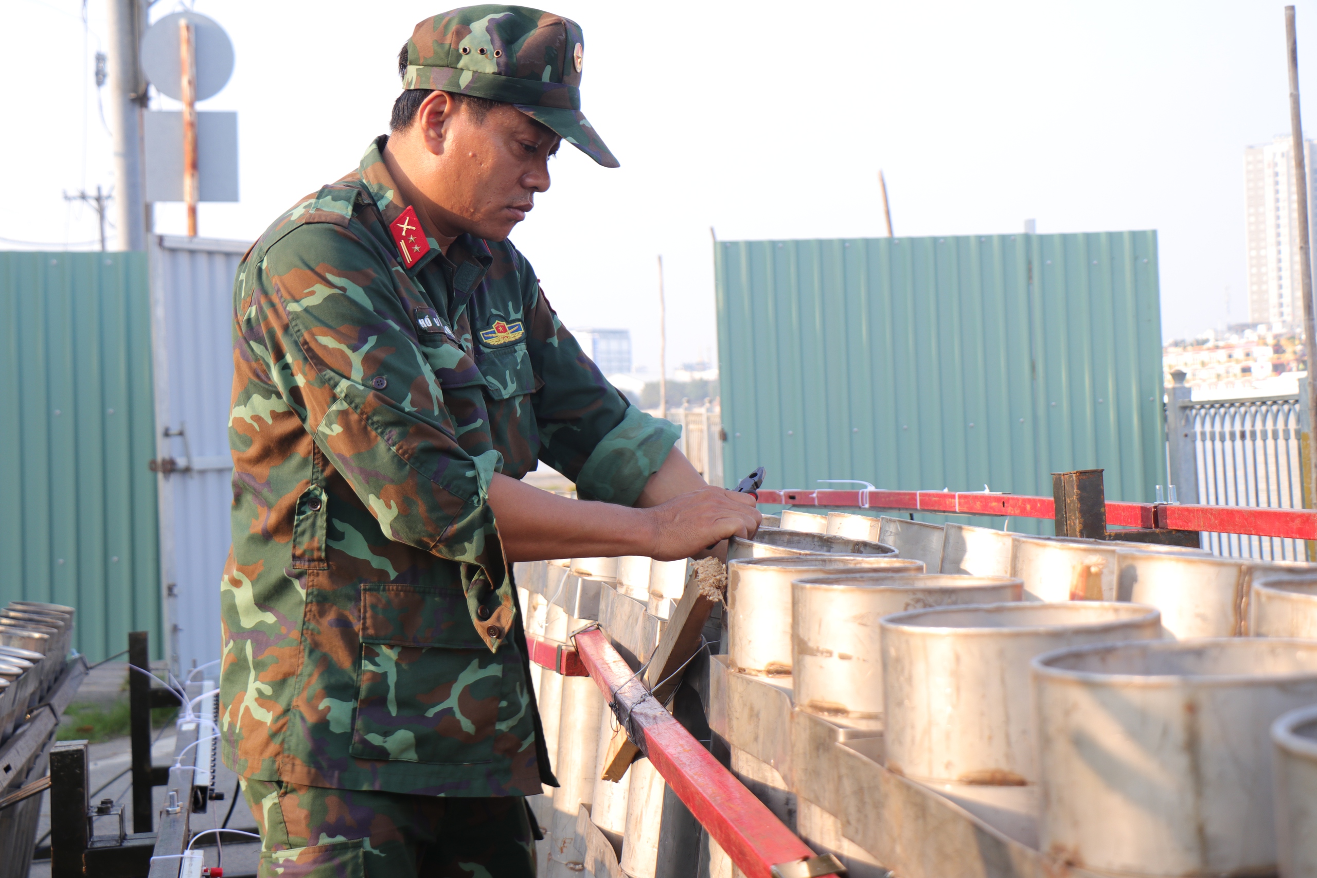 Trận địa ph&aacute;o hoa TP.HCM trước giờ khai hỏa mừng đại lễ 30.4- Ảnh 9.