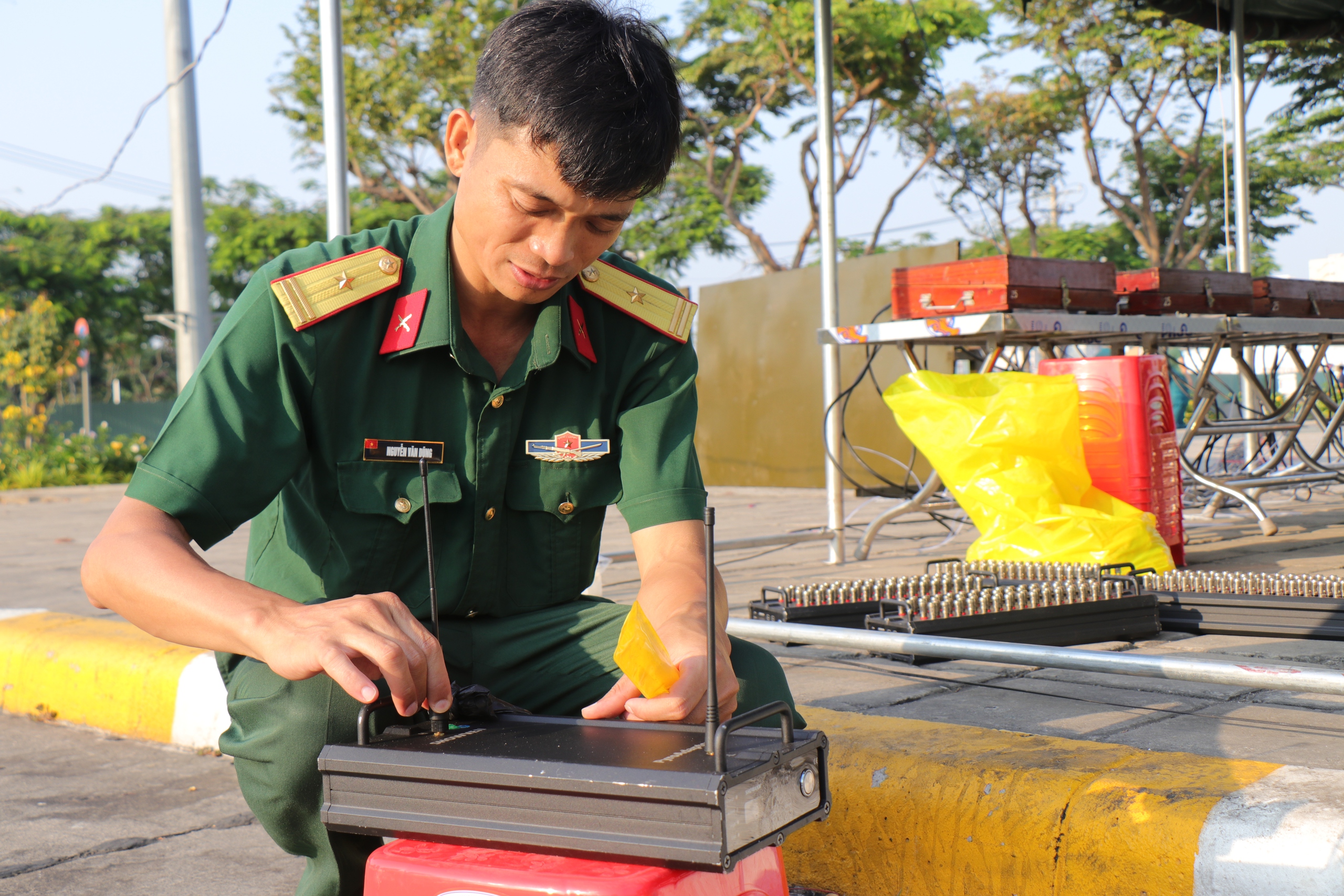 Trận địa ph&aacute;o hoa TP.HCM trước giờ khai hỏa mừng đại lễ 30.4- Ảnh 6.