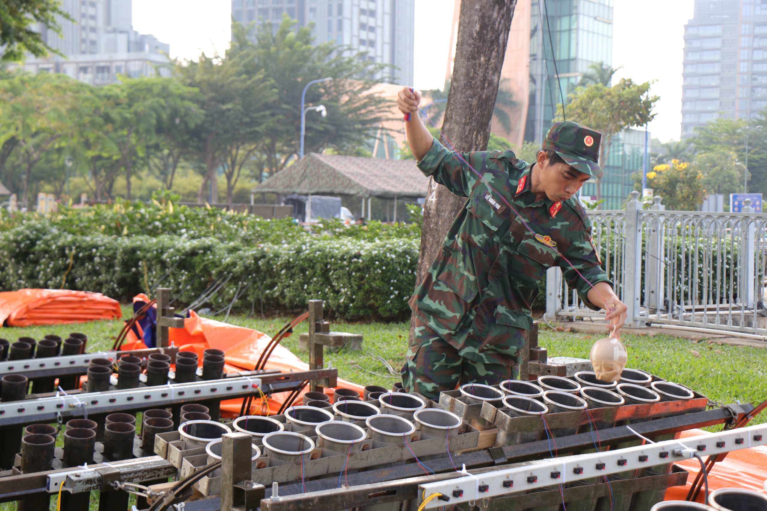 Trận địa ph&aacute;o hoa TP.HCM trước giờ khai hỏa mừng đại lễ 30.4- Ảnh 3.