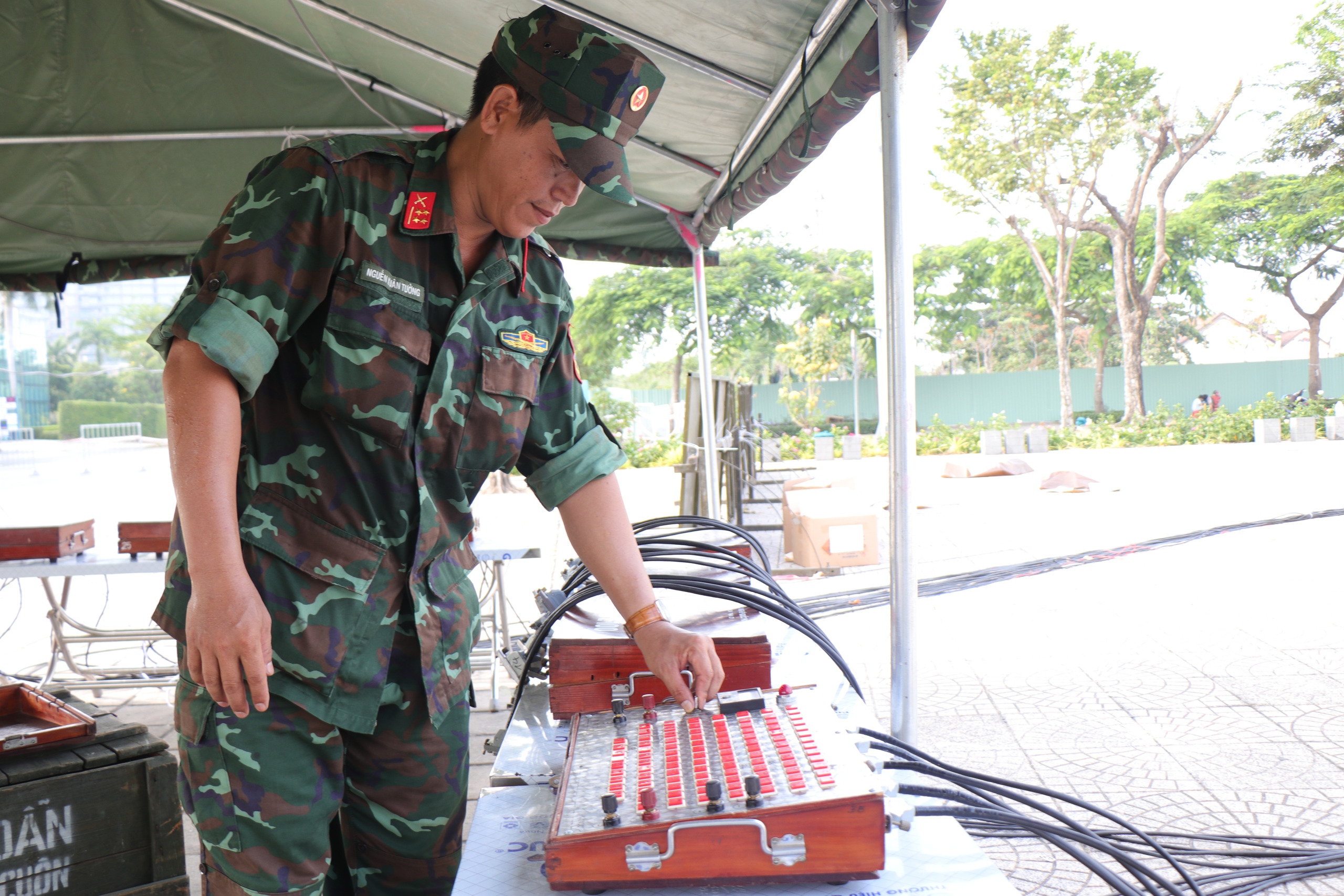 Trận địa ph&aacute;o hoa TP.HCM trước giờ khai hỏa mừng đại lễ 30.4- Ảnh 7.