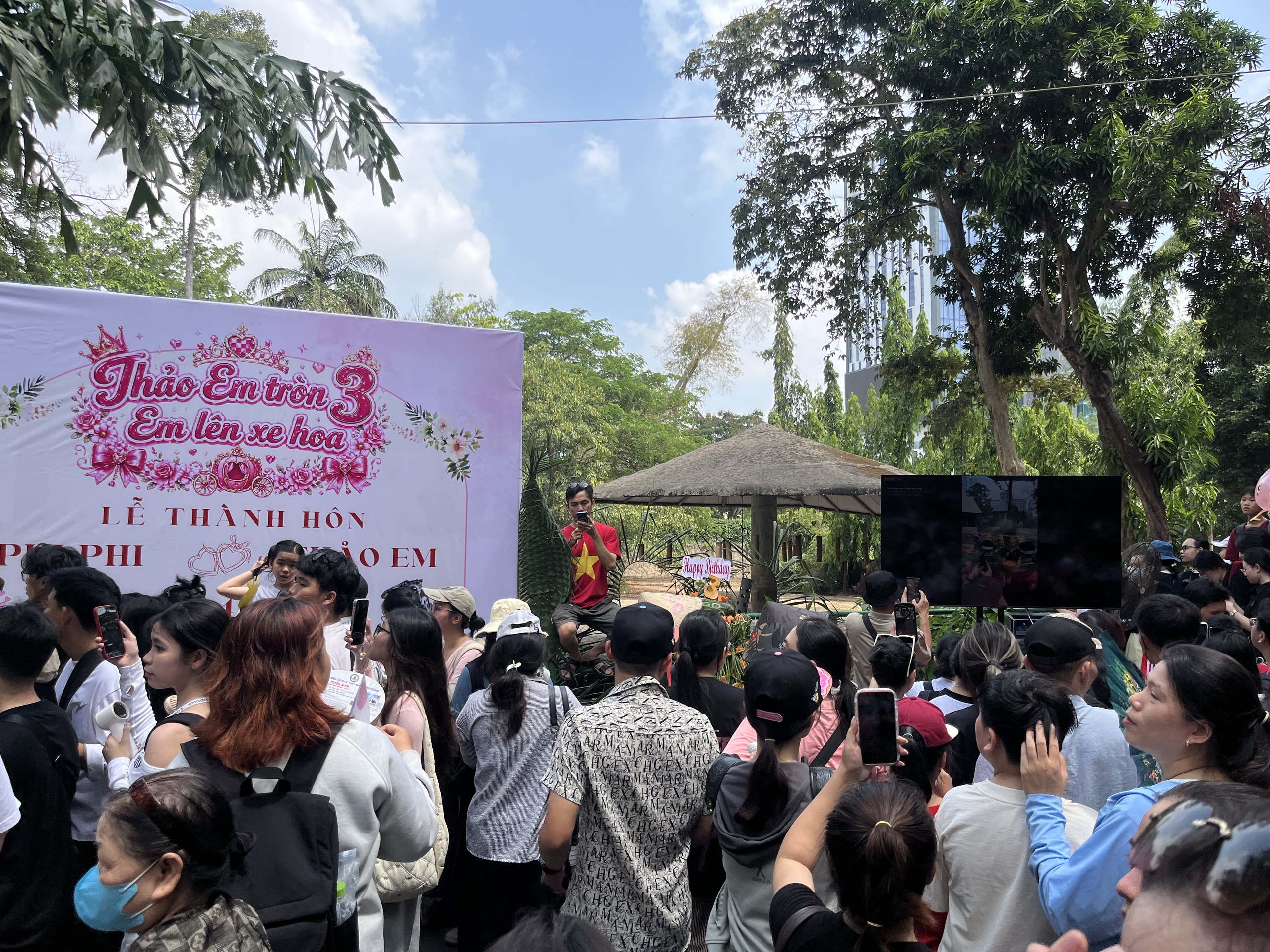 Xem hươu cao cổ &ldquo;l&agrave;m đ&aacute;m cưới&rdquo;: Đ&ocirc;ng k&iacute;n người tại Thảo Cầm Vi&ecirc;n S&agrave;i G&ograve;n - Ảnh 10.