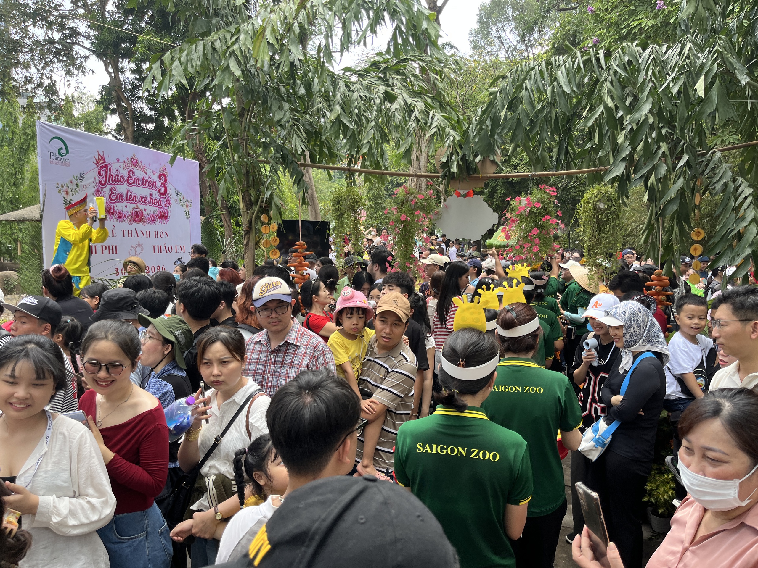 Xem hươu cao cổ &ldquo;l&agrave;m đ&aacute;m cưới&rdquo;: Đ&ocirc;ng k&iacute;n người tại Thảo Cầm Vi&ecirc;n S&agrave;i G&ograve;n - Ảnh 7.