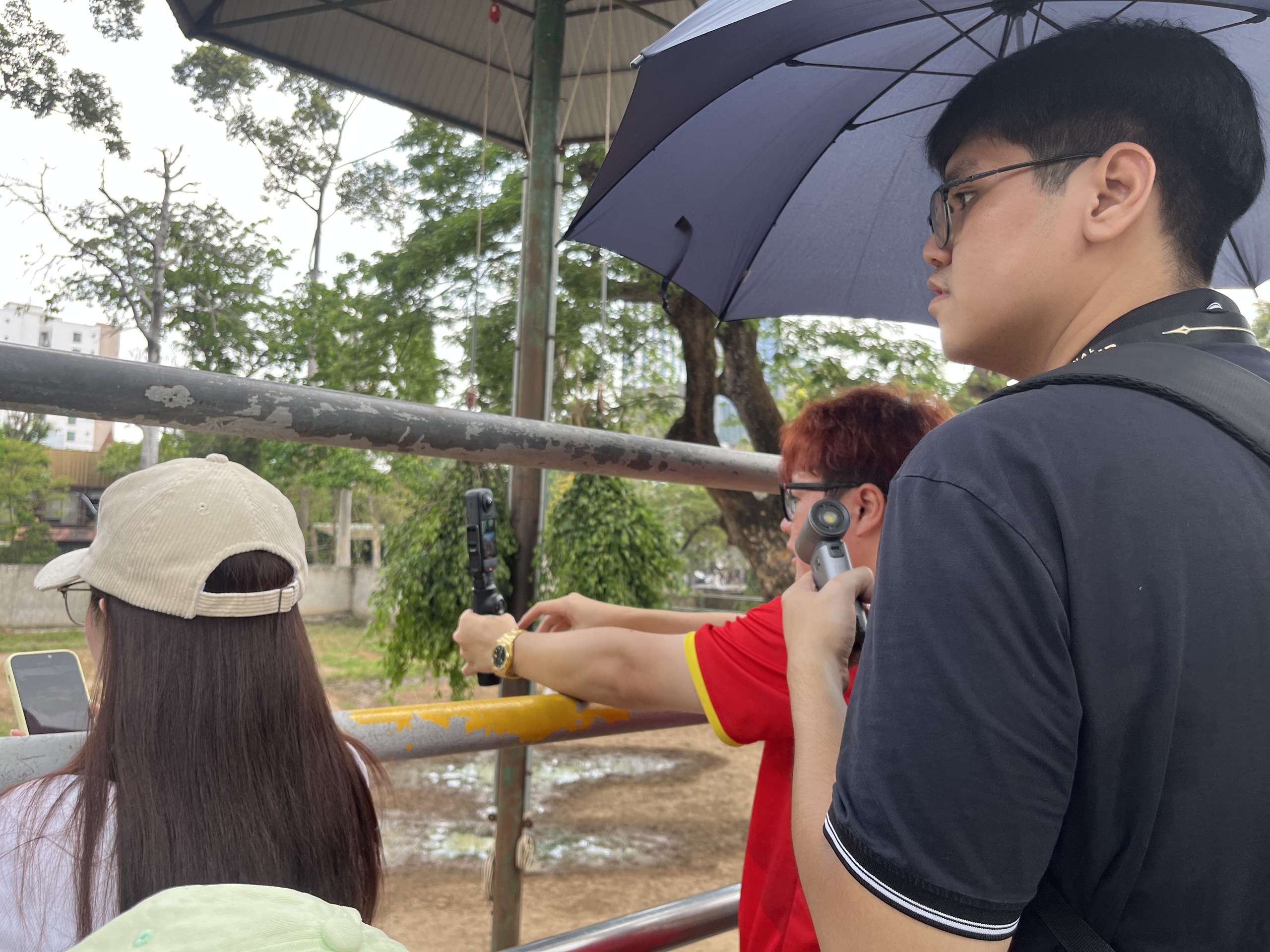 Xem hươu cao cổ &ldquo;l&agrave;m đ&aacute;m cưới&rdquo;: Đ&ocirc;ng k&iacute;n người tại Thảo Cầm Vi&ecirc;n S&agrave;i G&ograve;n - Ảnh 11.