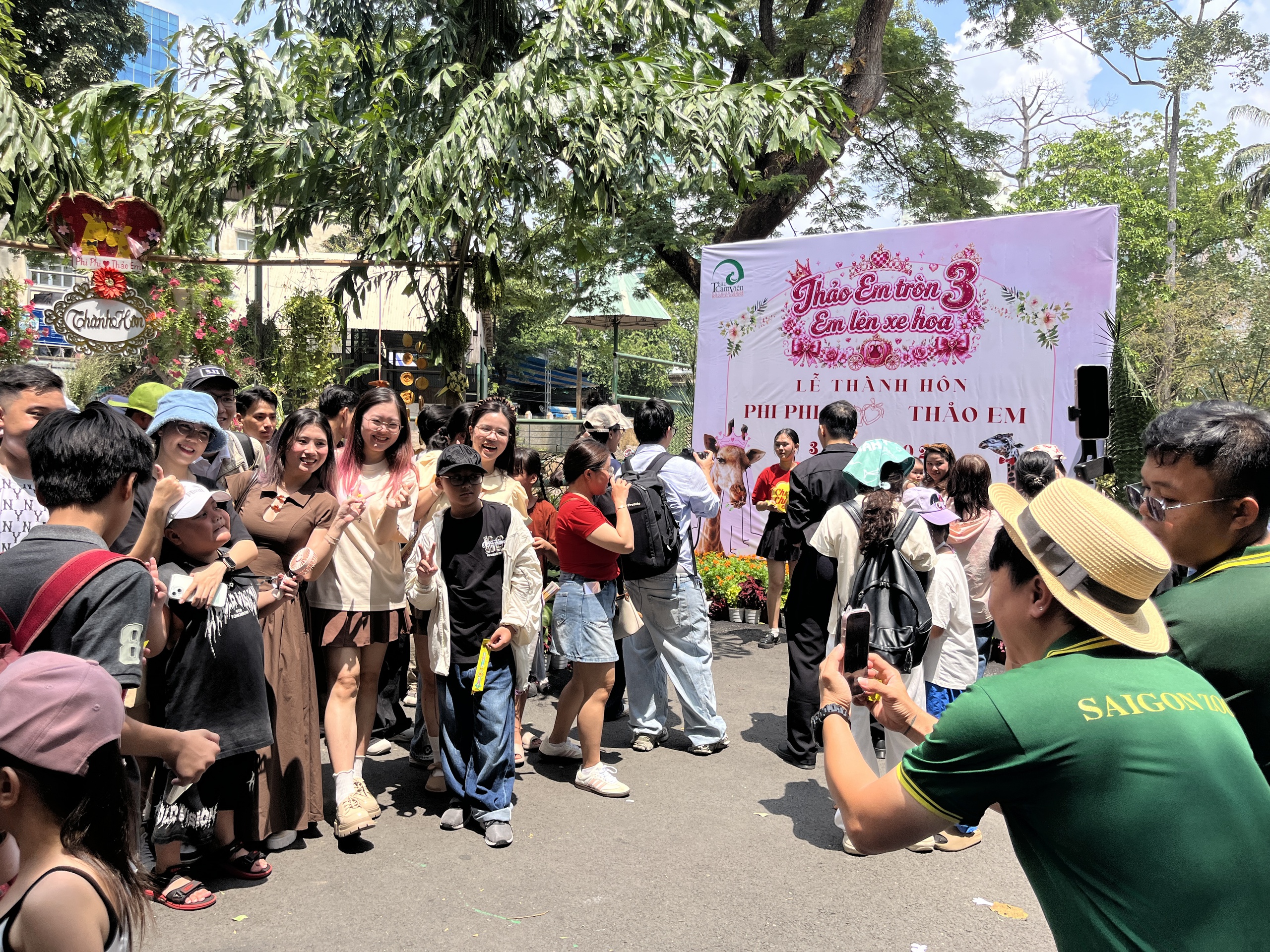 Xem hươu cao cổ &ldquo;l&agrave;m đ&aacute;m cưới&rdquo;: Đ&ocirc;ng k&iacute;n người tại Thảo Cầm Vi&ecirc;n S&agrave;i G&ograve;n - Ảnh 14.