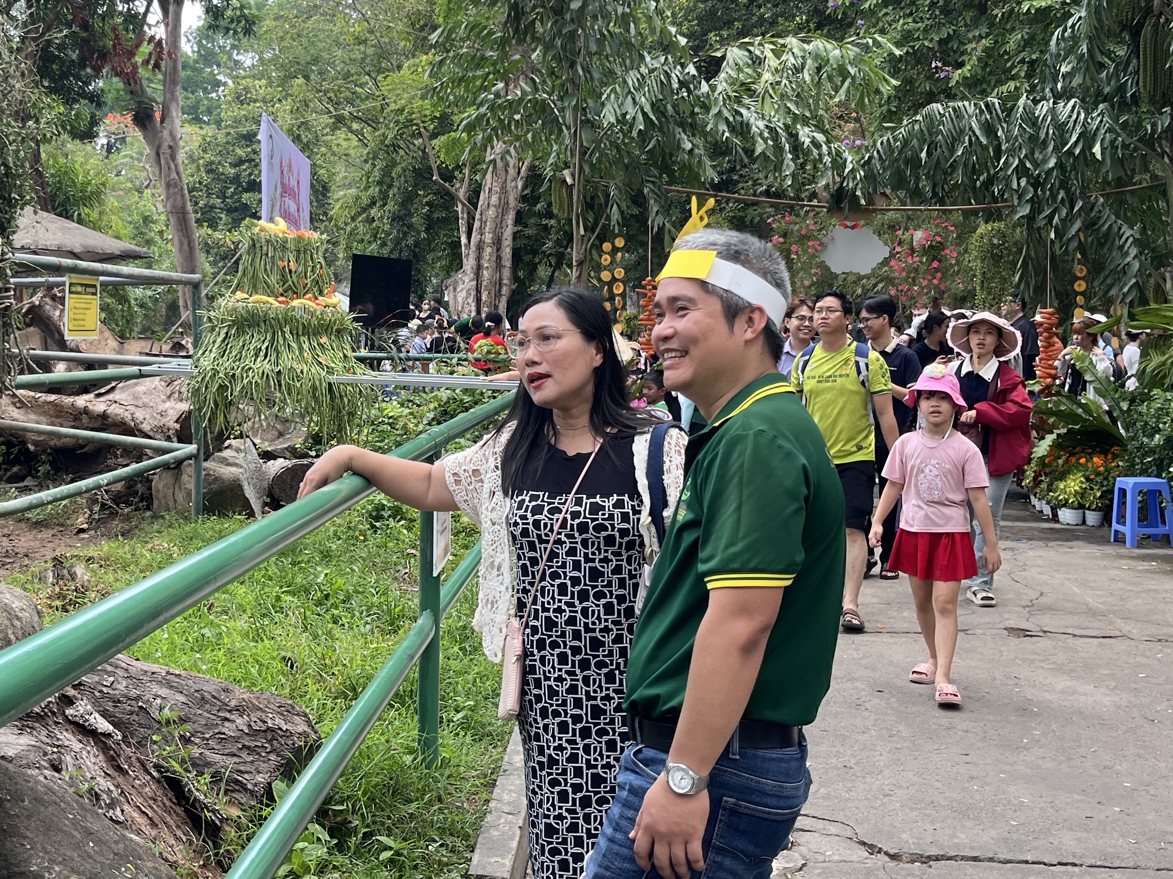 Xem hươu cao cổ &ldquo;l&agrave;m đ&aacute;m cưới&rdquo;: Đ&ocirc;ng k&iacute;n người tại Thảo Cầm Vi&ecirc;n S&agrave;i G&ograve;n - Ảnh 3.