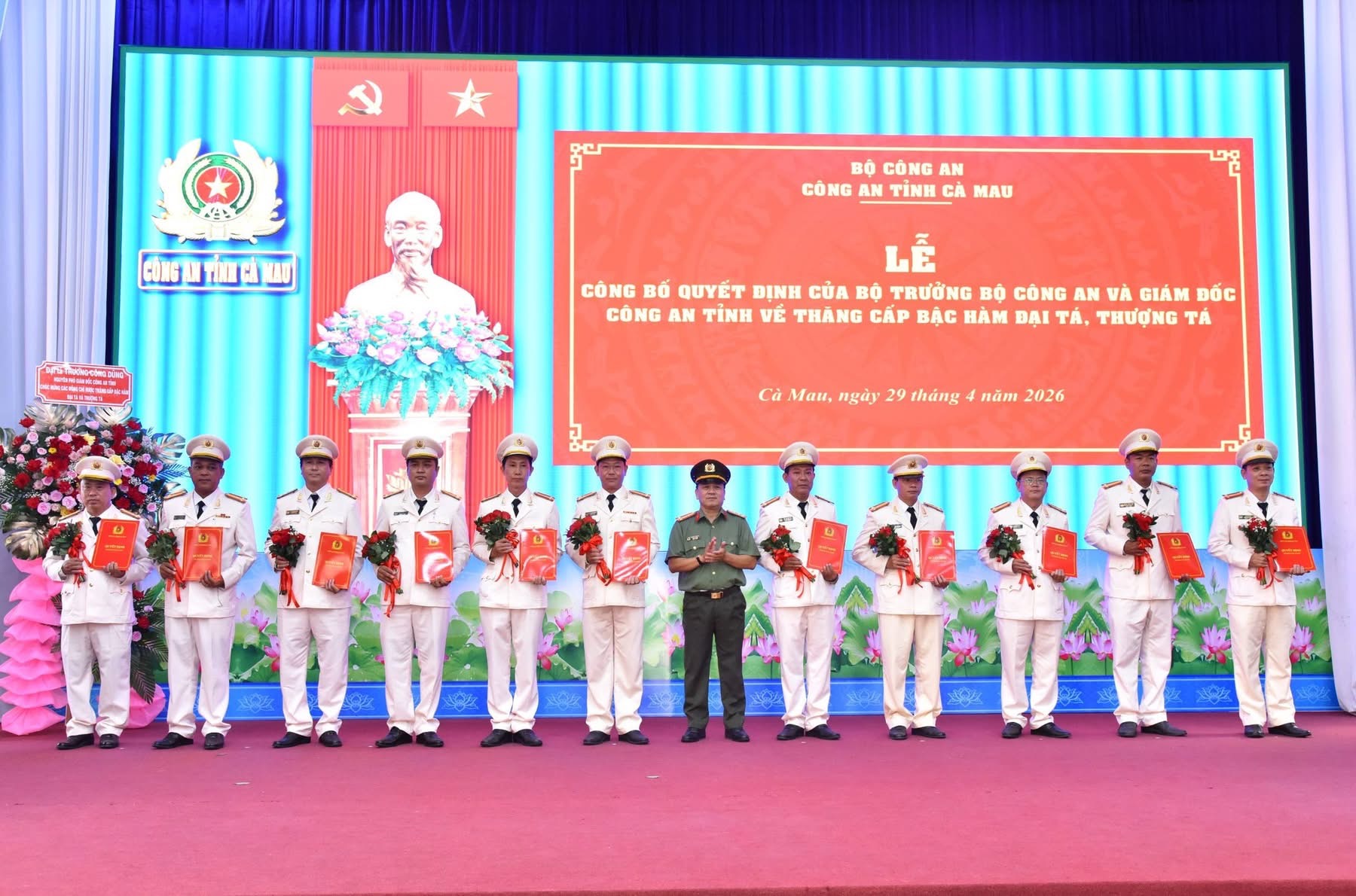  114 sĩ quan Công an Cà Mau được thăng cấp hàm   - Ảnh 2.