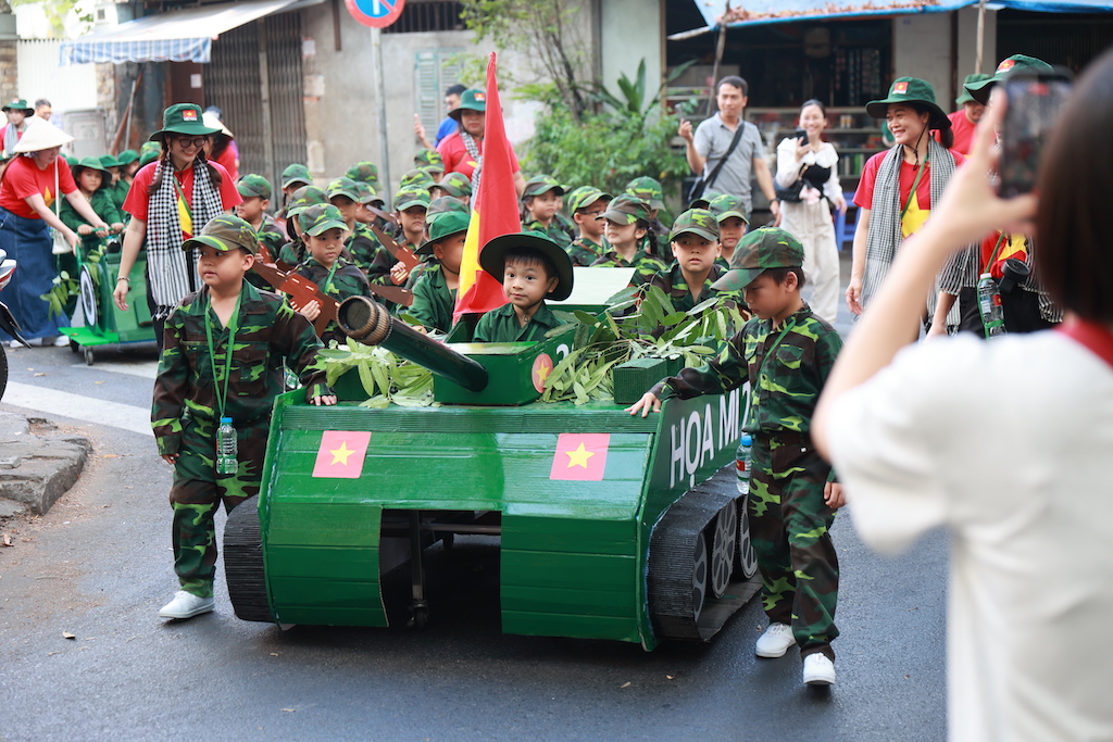 Rực rỡ cờ hoa mừng ng&agrave;y 30.4, kỷ niệm 51 năm đất nước thống nhất- Ảnh 5.