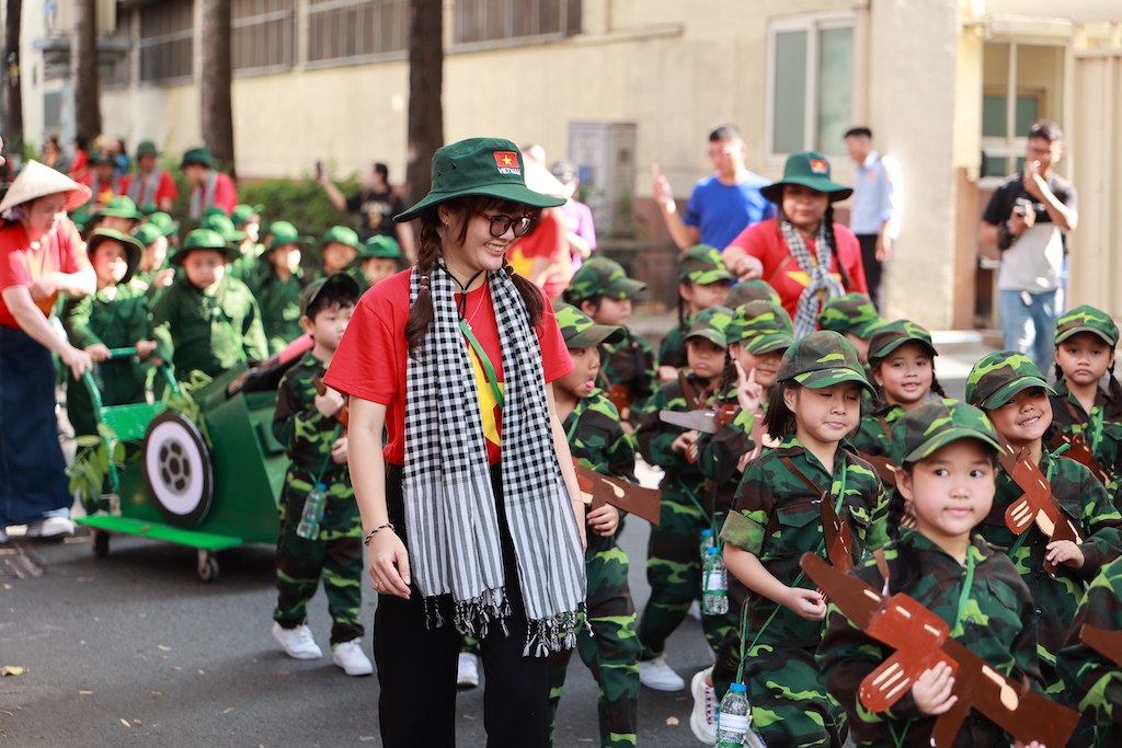 Rực rỡ cờ hoa mừng ng&agrave;y 30.4, kỷ niệm 51 năm đất nước thống nhất- Ảnh 3.