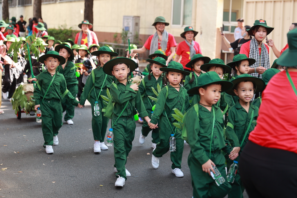 Rực rỡ cờ hoa mừng ng&agrave;y 30.4, kỷ niệm 51 năm đất nước thống nhất- Ảnh 2.