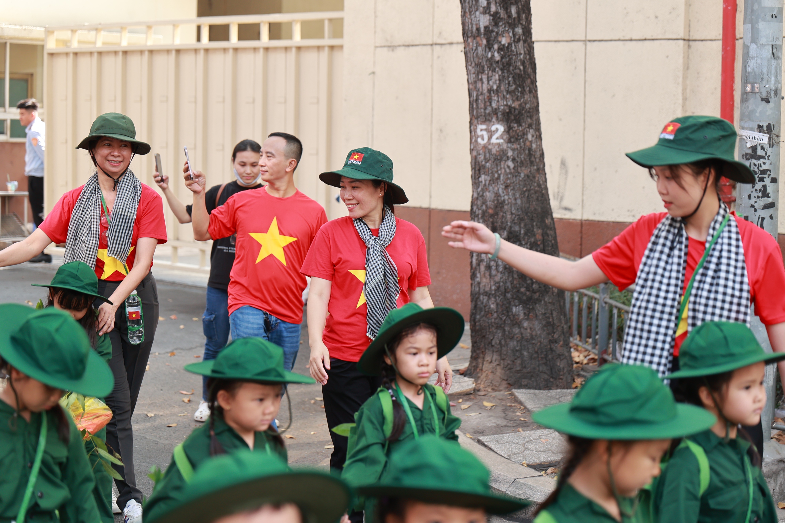 Rực rỡ cờ hoa mừng ng&agrave;y 30.4, kỷ niệm 51 năm đất nước thống nhất- Ảnh 6.