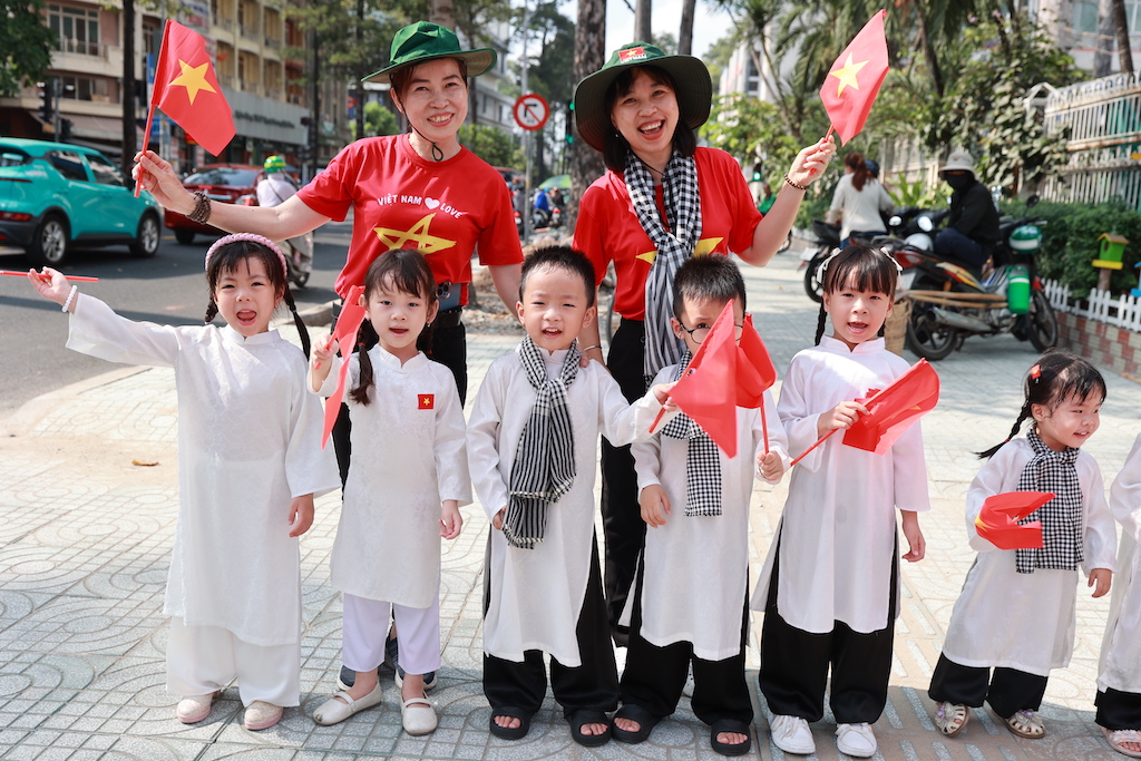 Rực rỡ cờ hoa mừng ng&agrave;y 30.4, kỷ niệm 51 năm đất nước thống nhất- Ảnh 9.