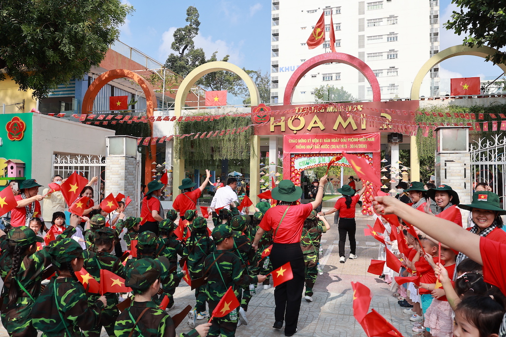 Rực rỡ cờ hoa mừng ng&agrave;y 30.4, kỷ niệm 51 năm đất nước thống nhất- Ảnh 11.