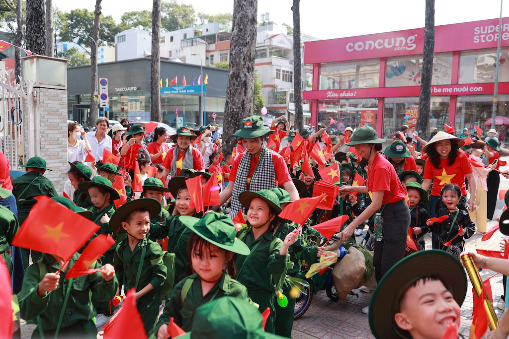 Rực rỡ cờ hoa mừng ng&agrave;y 30.4, kỷ niệm 51 năm đất nước thống nhất- Ảnh 12.