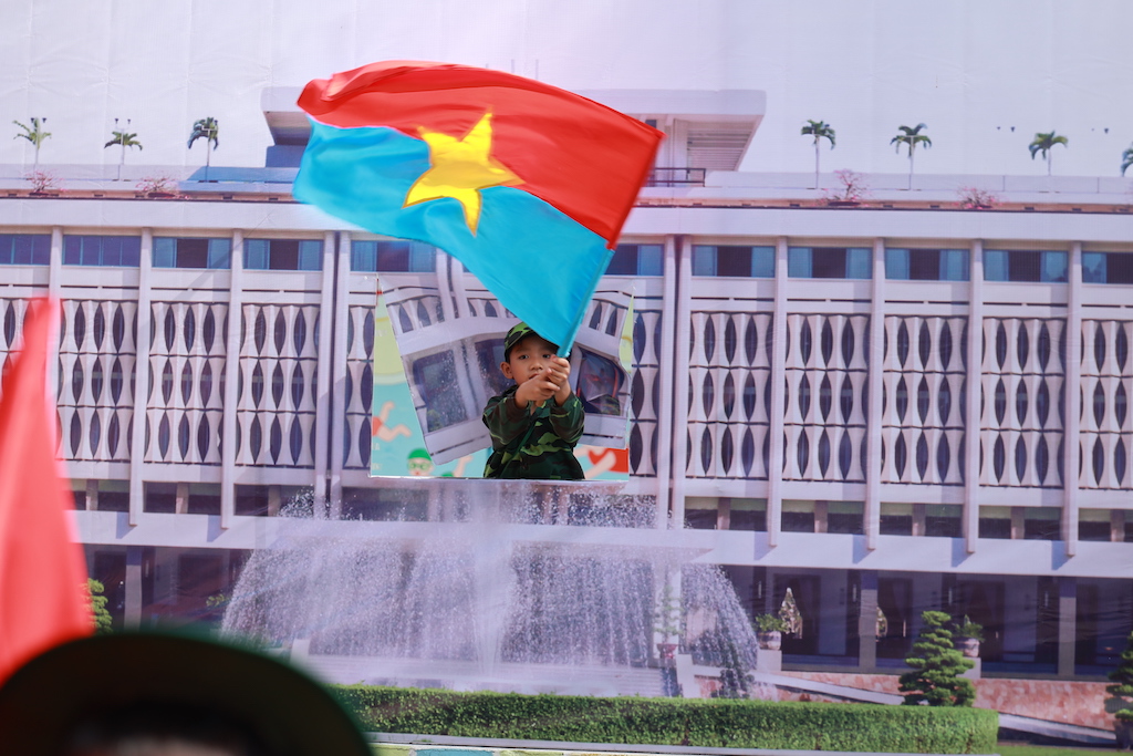 Rực rỡ cờ hoa mừng ng&agrave;y 30.4, kỷ niệm 51 năm đất nước thống nhất- Ảnh 13.