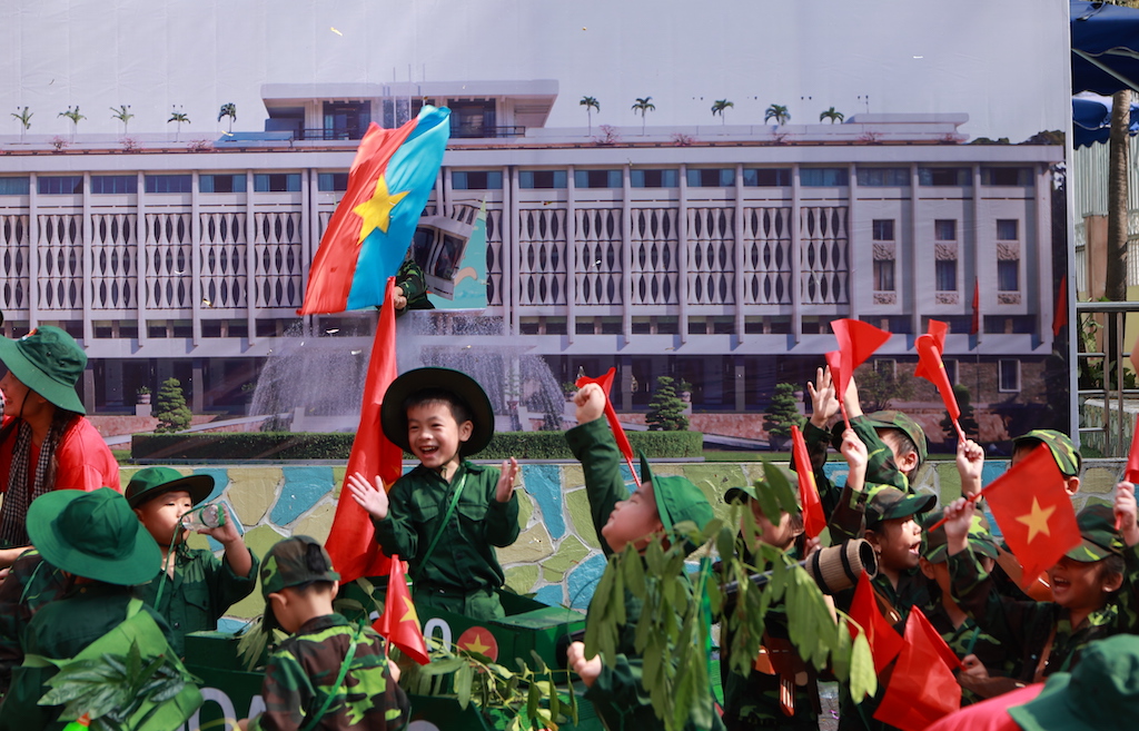 Rực rỡ cờ hoa mừng ng&agrave;y 30.4, kỷ niệm 51 năm đất nước thống nhất- Ảnh 14.