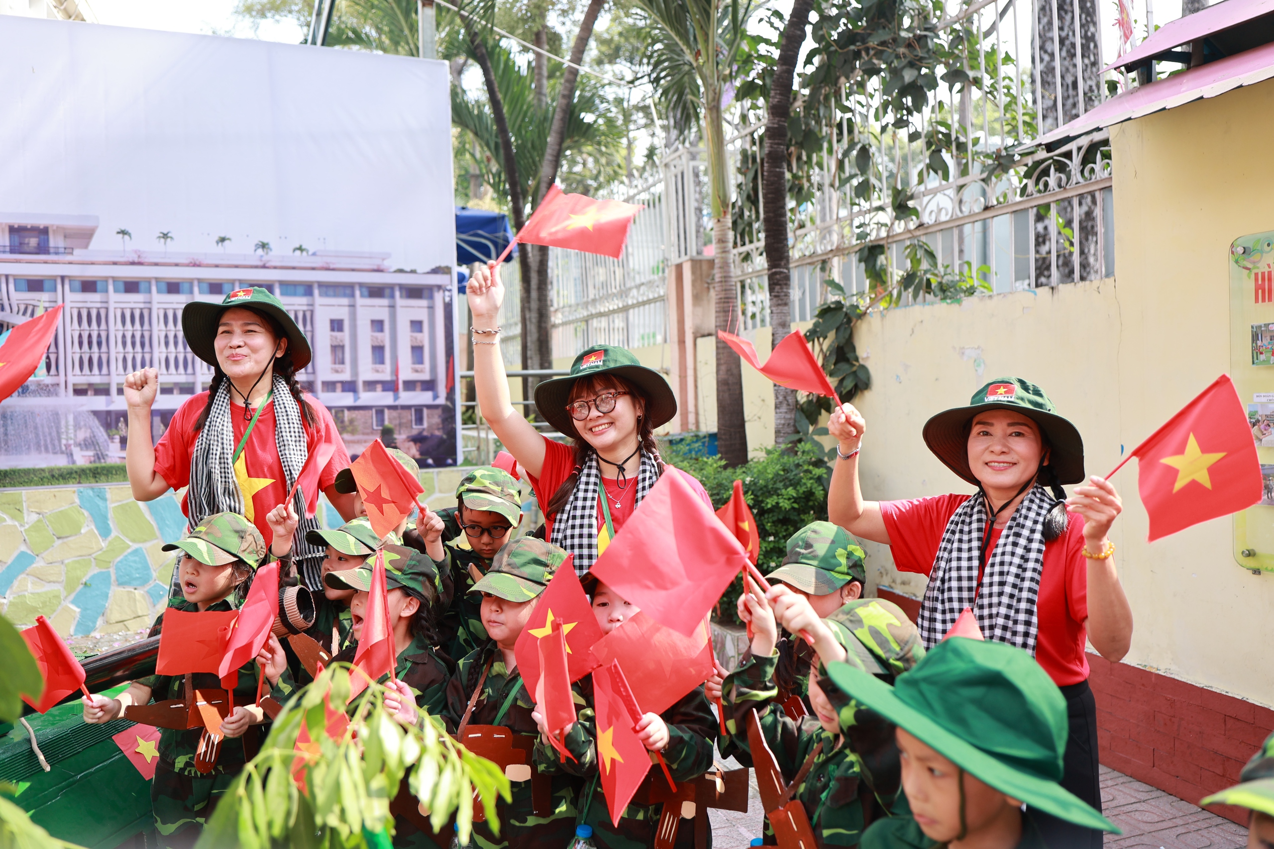 Rực rỡ cờ hoa mừng ng&agrave;y 30.4, kỷ niệm 51 năm đất nước thống nhất- Ảnh 1.