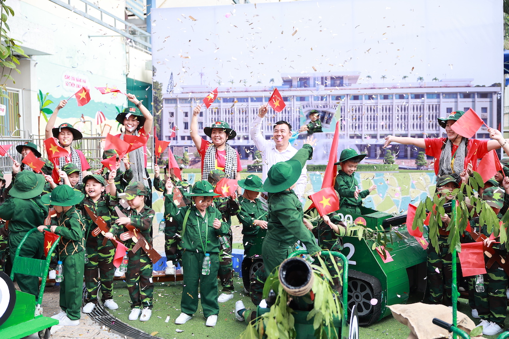 Rực rỡ cờ hoa mừng ng&agrave;y 30.4, kỷ niệm 51 năm đất nước thống nhất- Ảnh 15.