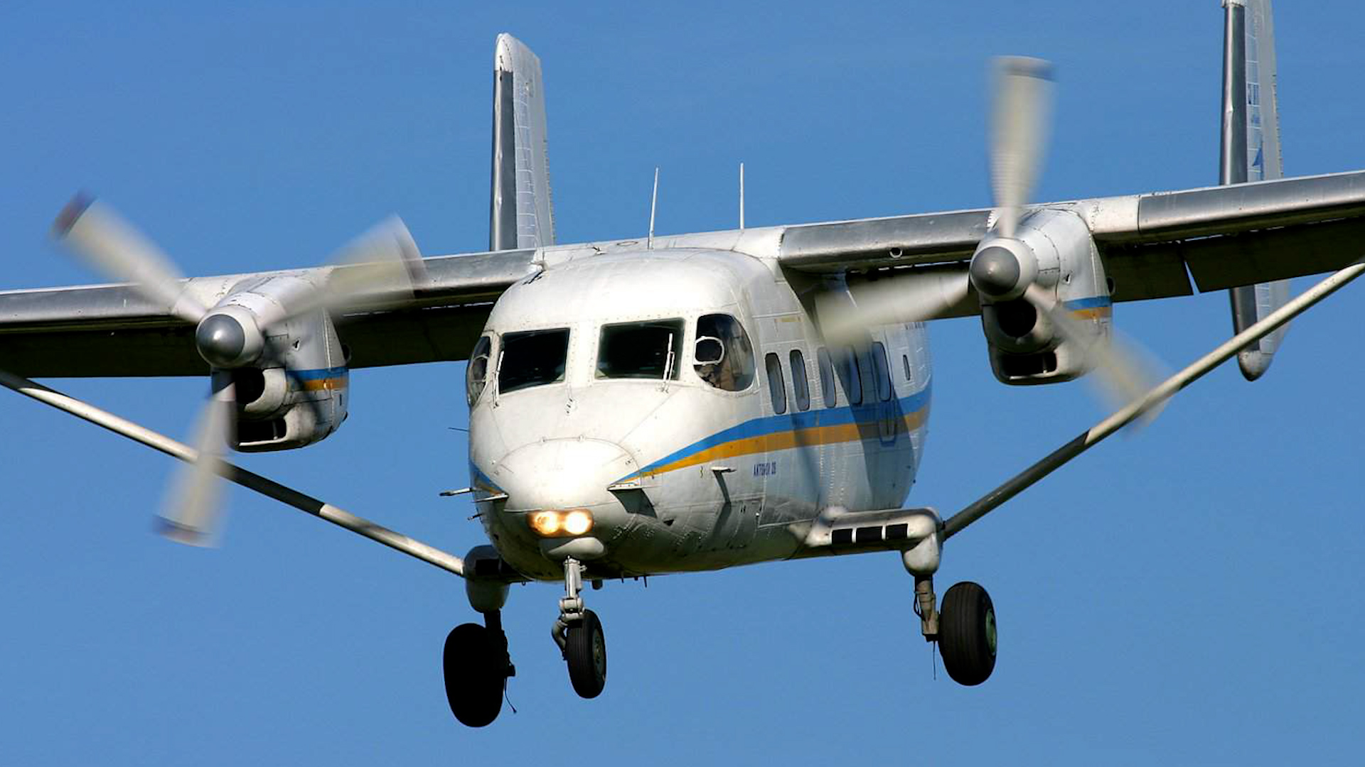 M&aacute;y bay phản lực c&aacute;nh quạt An-28 của Ukraine ph&oacute;ng UAV đ&aacute;nh chặn từ tr&ecirc;n kh&ocirc;ng - Ảnh 1.