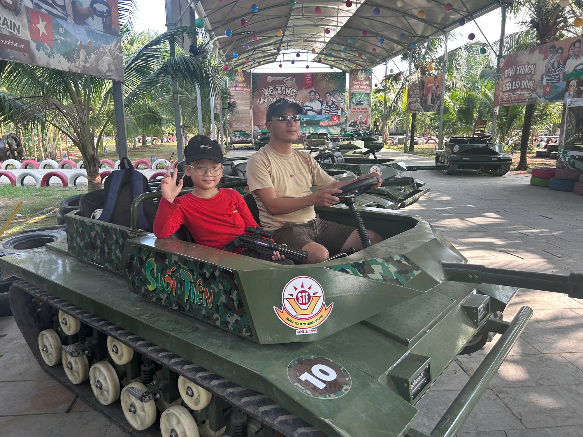 Dịch vụ l&aacute;i xe tăng mini 'h&uacute;t' người trẻ dịp 30.4 - 1.5- Ảnh 2.