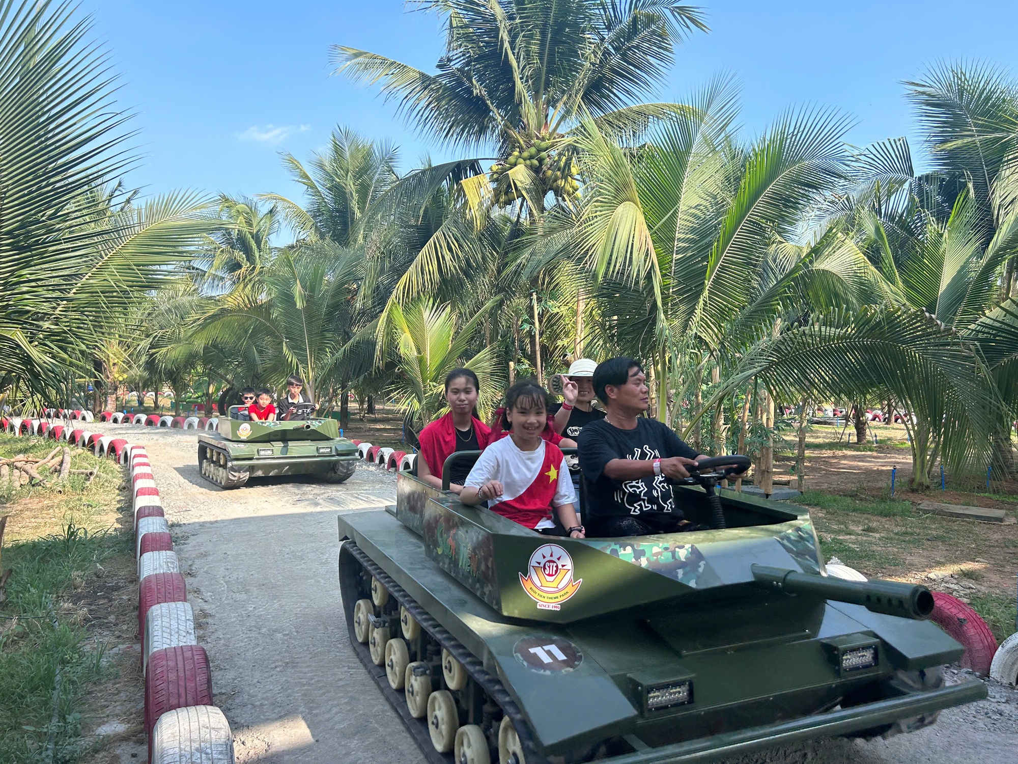 Dịch vụ l&aacute;i xe tăng mini 'h&uacute;t' người trẻ dịp 30.4 - 1.5- Ảnh 1.