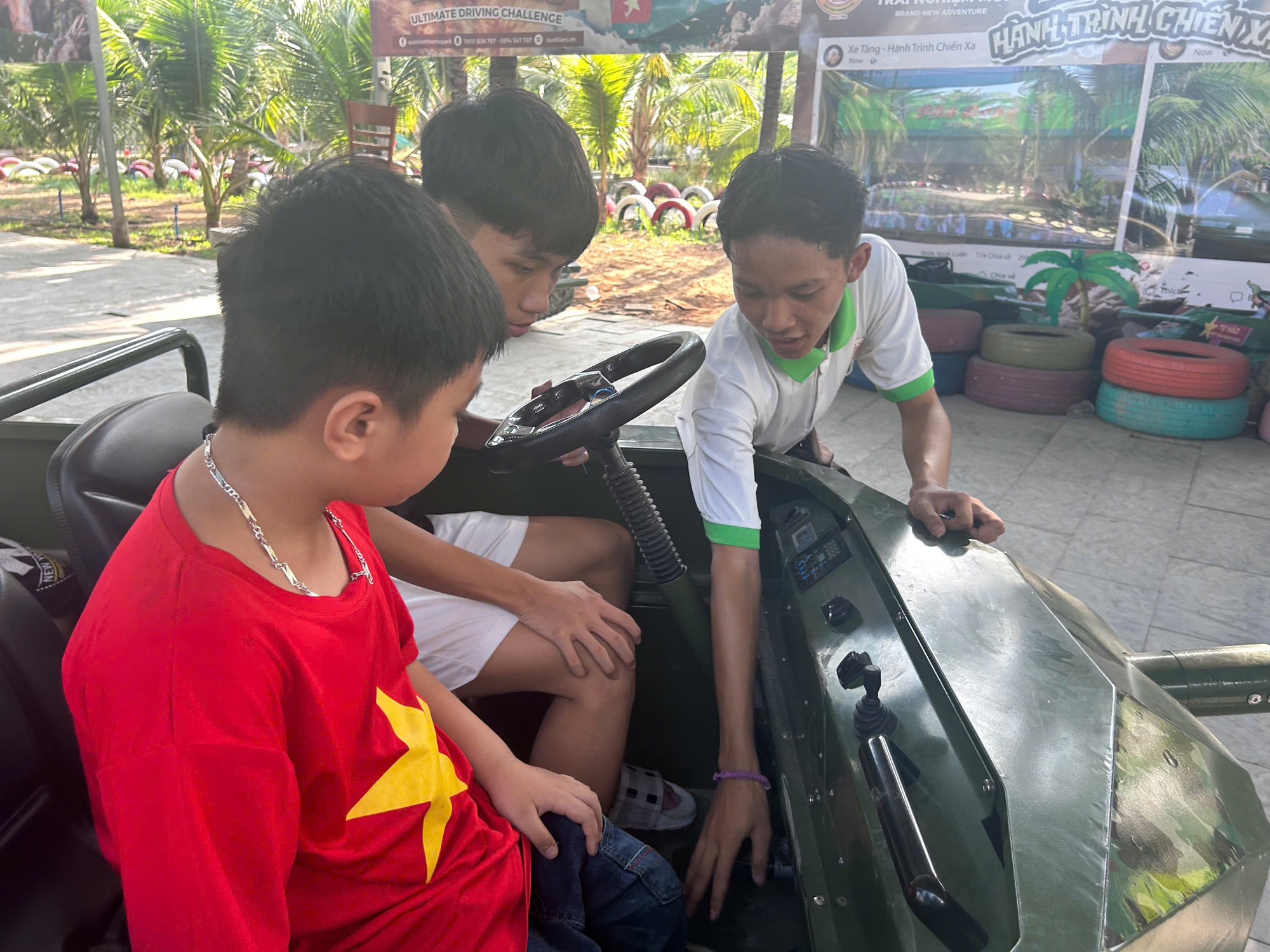 Dịch vụ l&aacute;i xe tăng mini 'h&uacute;t' người trẻ dịp 30.4 - 1.5- Ảnh 3.