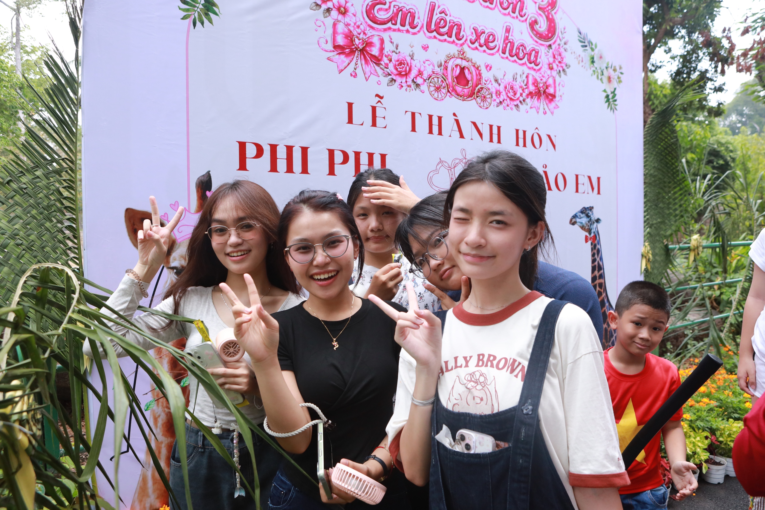 Đổ x&ocirc; đi xem &lsquo;lễ th&agrave;nh h&ocirc;n' hươu cao cổ ở Thảo Cầm Vi&ecirc;n S&agrave;i G&ograve;n - Ảnh 6.