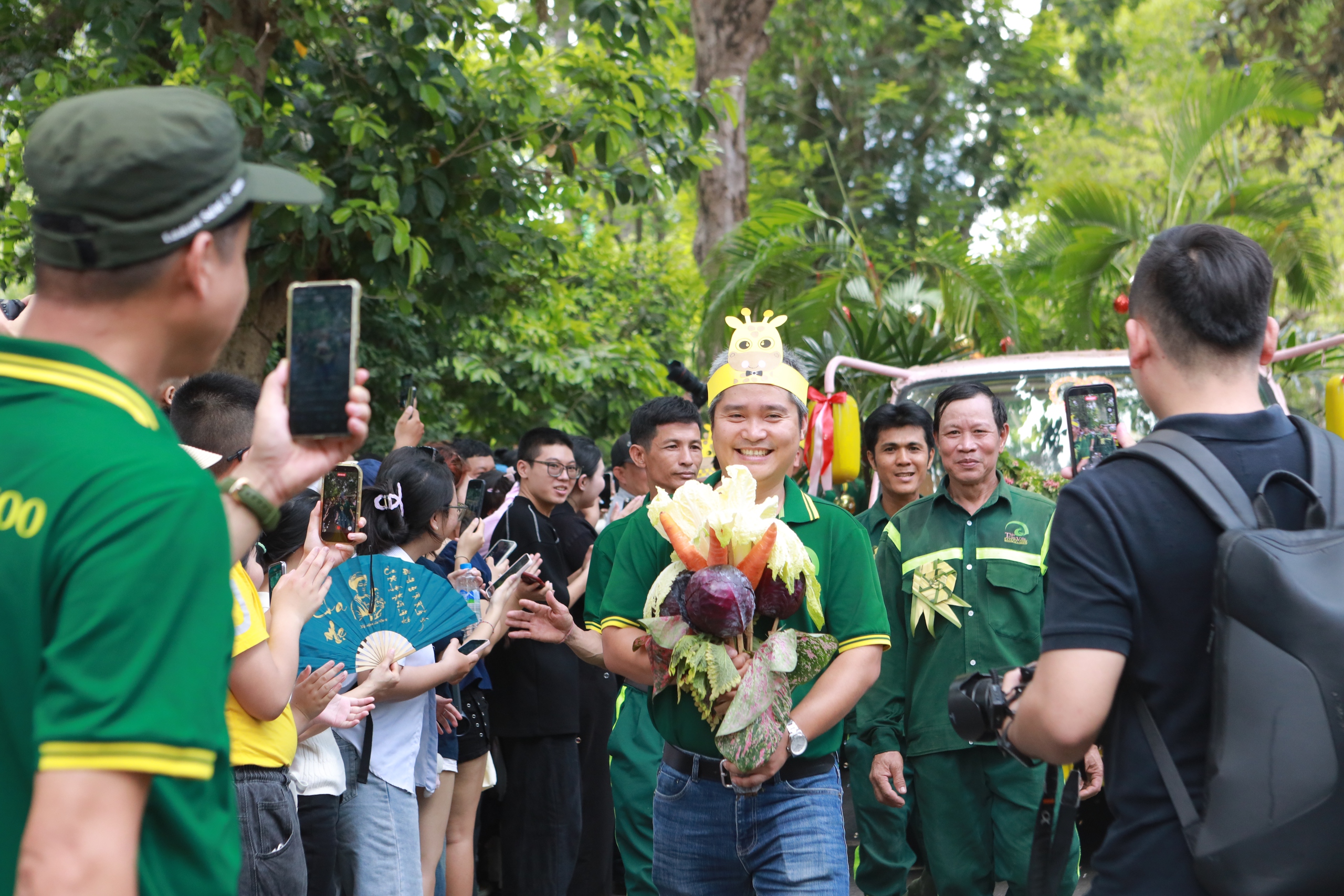 Đổ x&ocirc; đi xem &lsquo;lễ th&agrave;nh h&ocirc;n' hươu cao cổ ở Thảo Cầm Vi&ecirc;n S&agrave;i G&ograve;n - Ảnh 4.