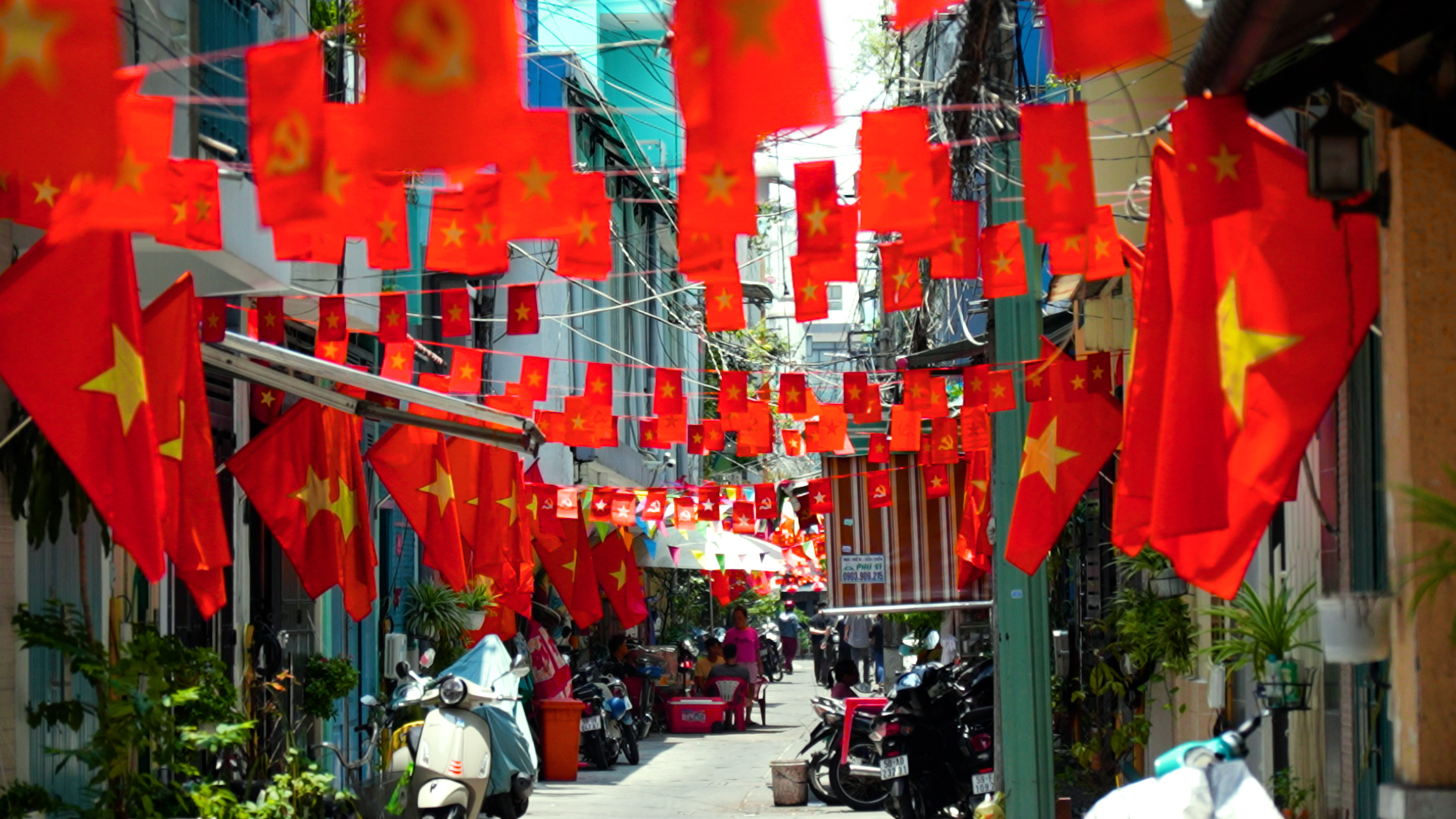 TP.HCM rực rỡ cờ đỏ sao v&agrave;ng ng&agrave;y 30.4: Niềm tự h&agrave;o ngập tr&agrave;n - Ảnh 1.